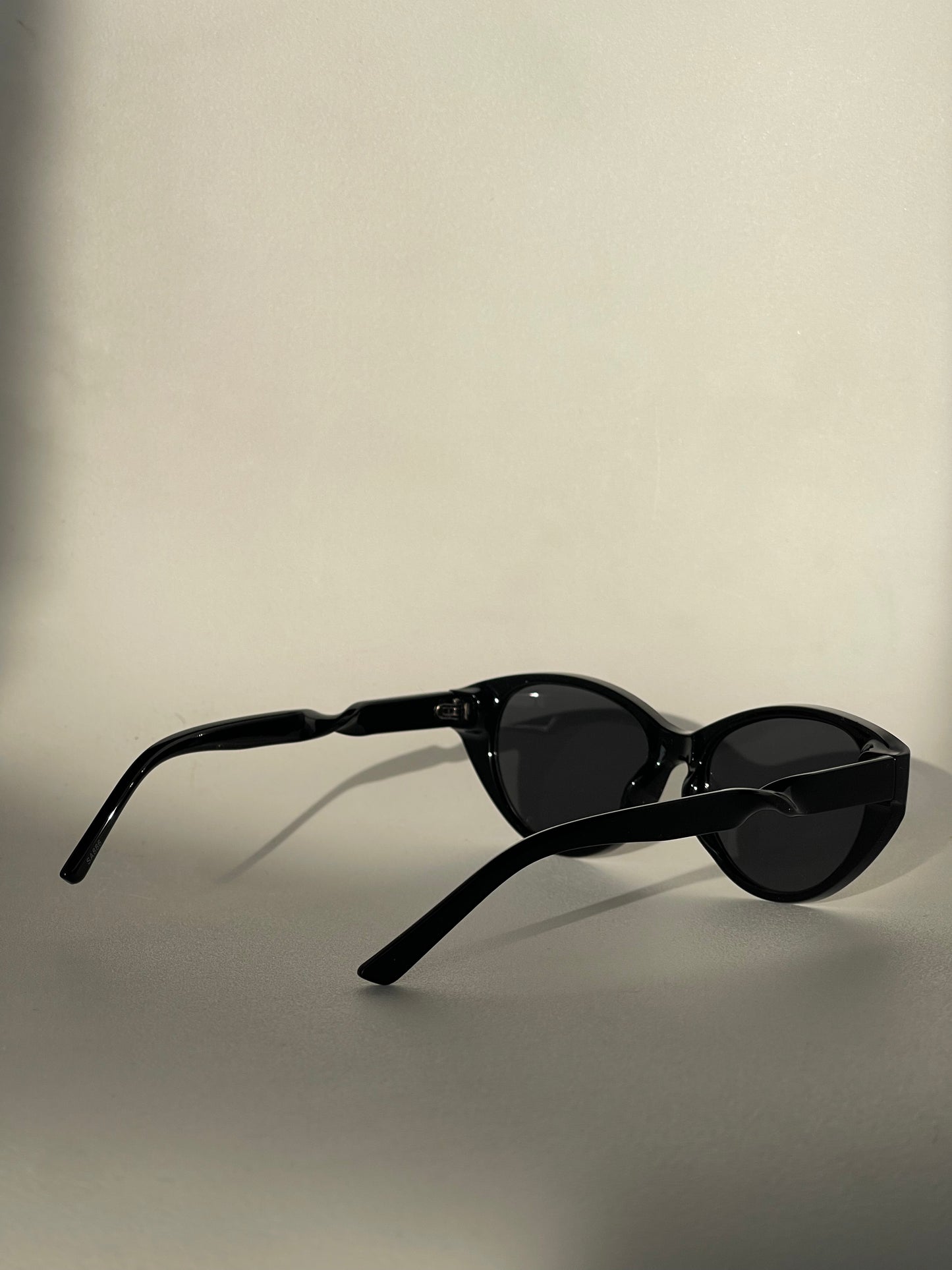 Sherry Twisted Retro Sunglasses In Jet Black