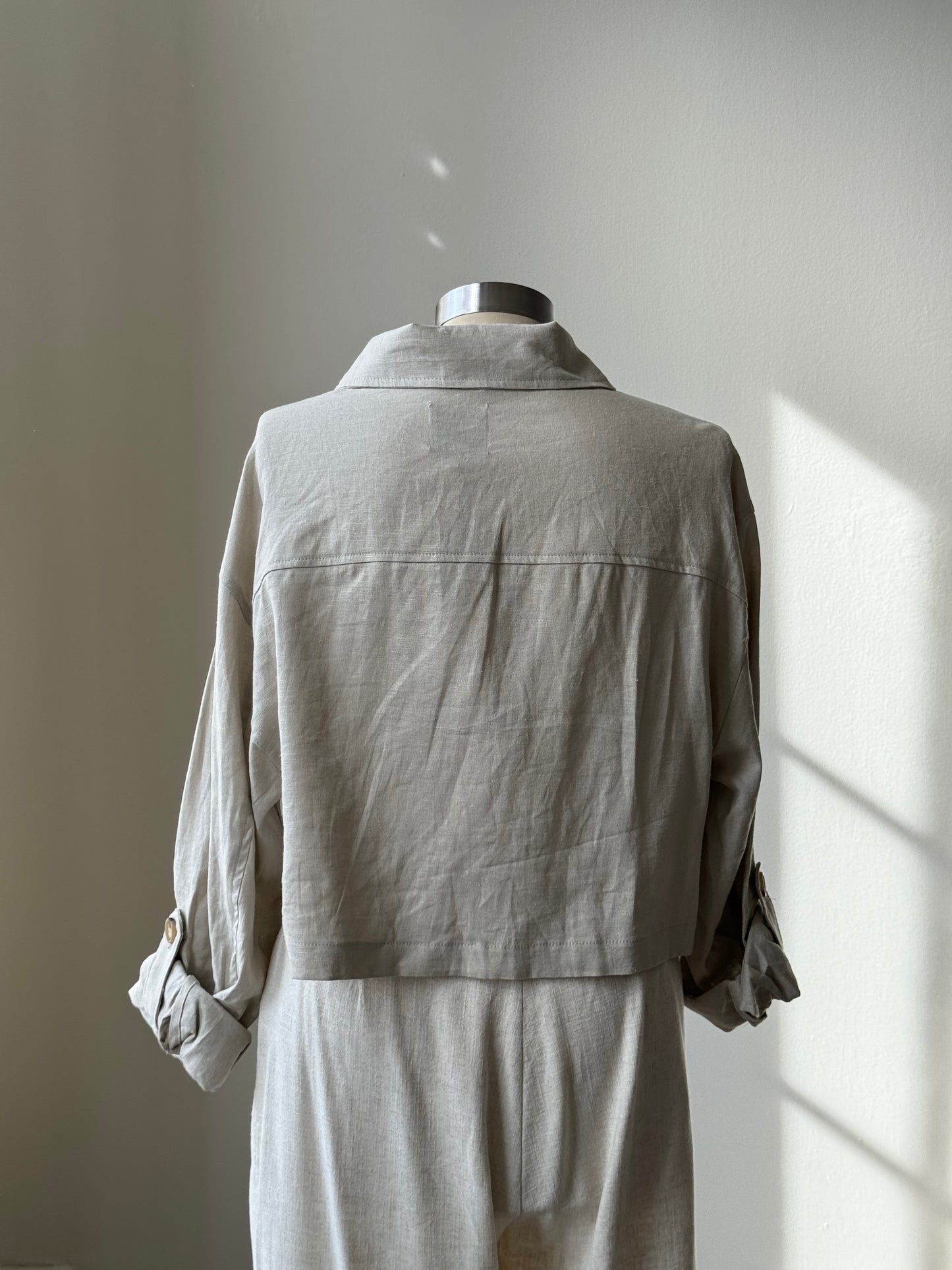 Janet Linen Cropped Utility Top In Natural