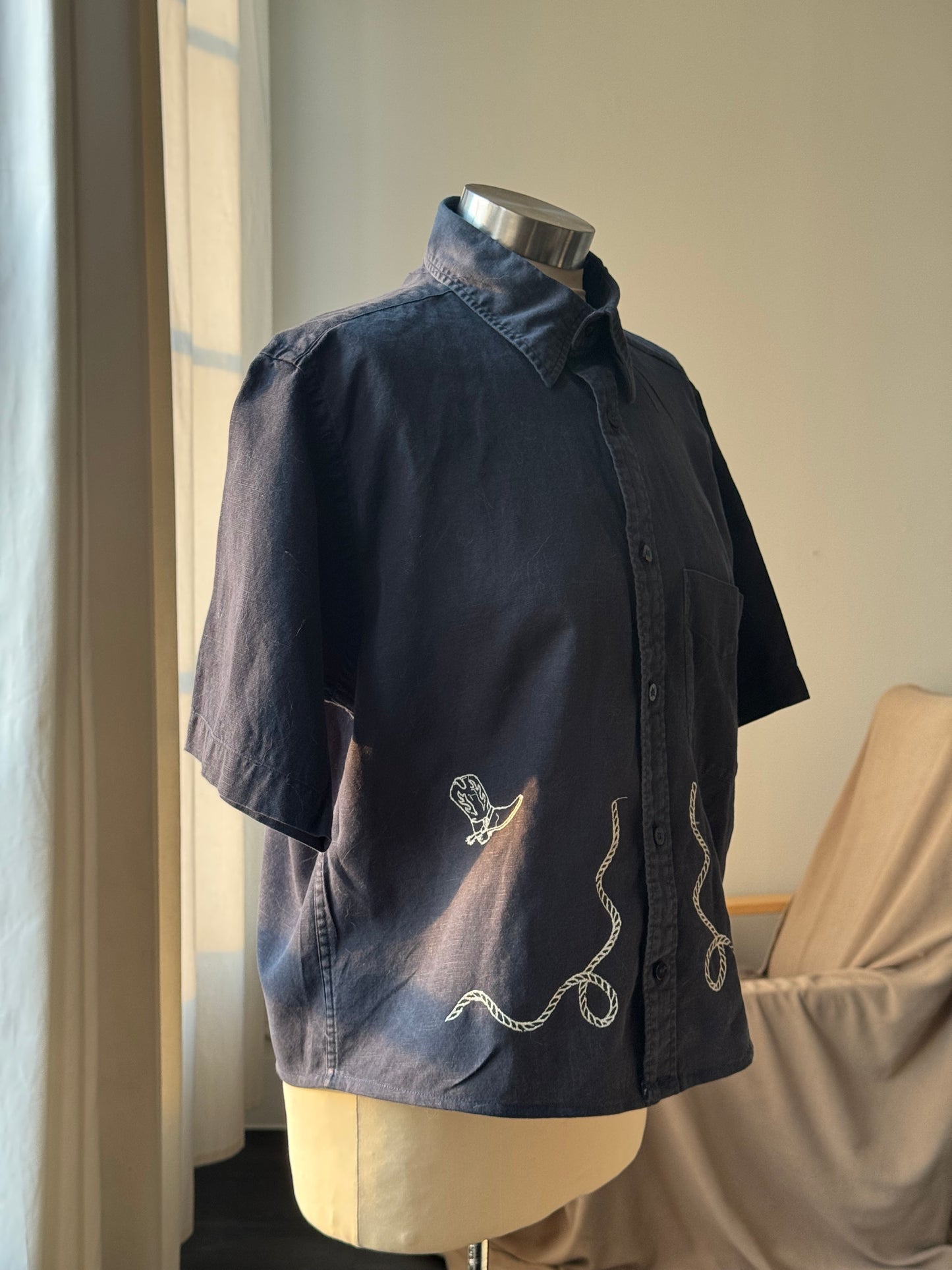 Judy Handcrafted Sad Songs Cropped Button Down Short Sleeve In Midnight Navy