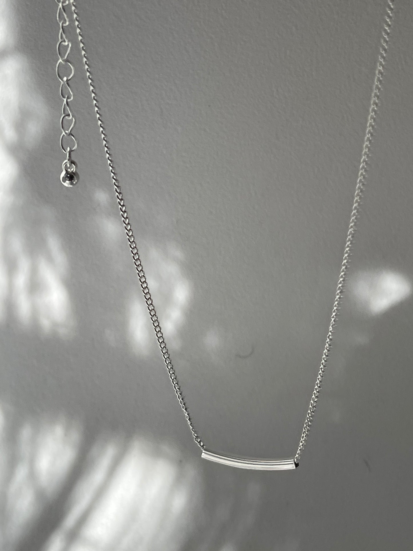 Kim Curved Bar Mini Necklace In Silver
