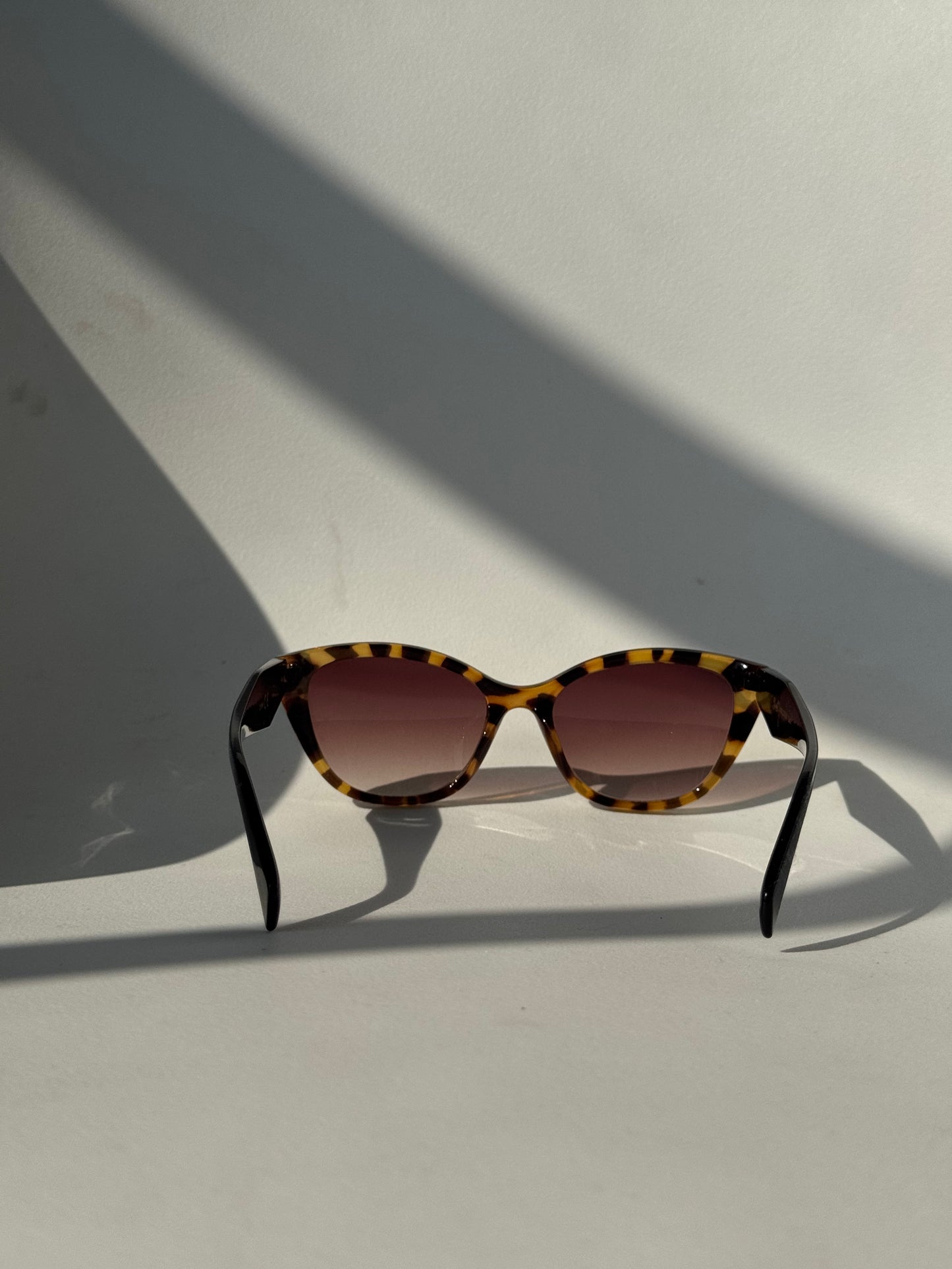 Abby Classic Cat Eye Sunglasses In Two Tone Black Tortoise
