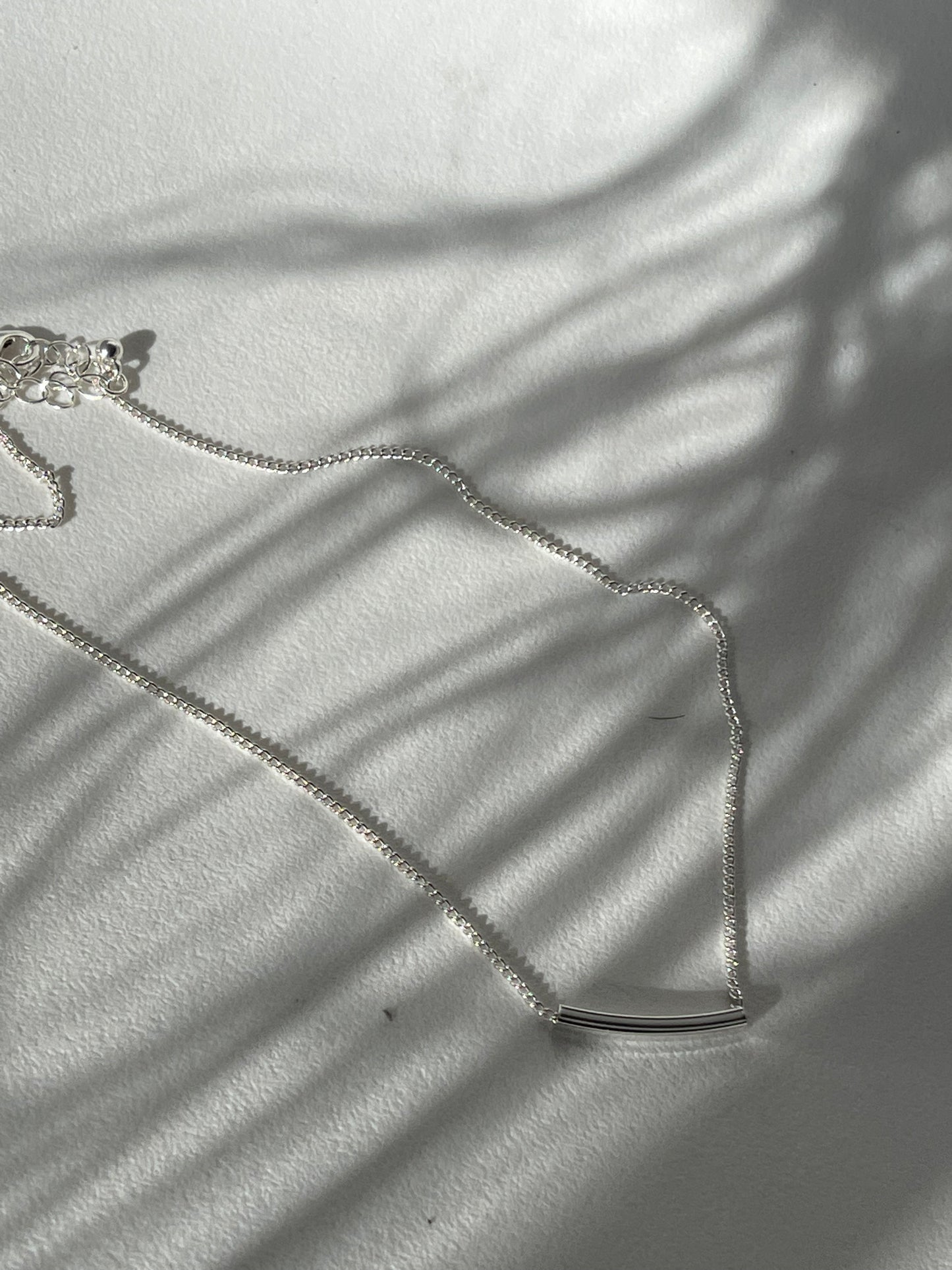 Kim Curved Bar Mini Necklace In Silver