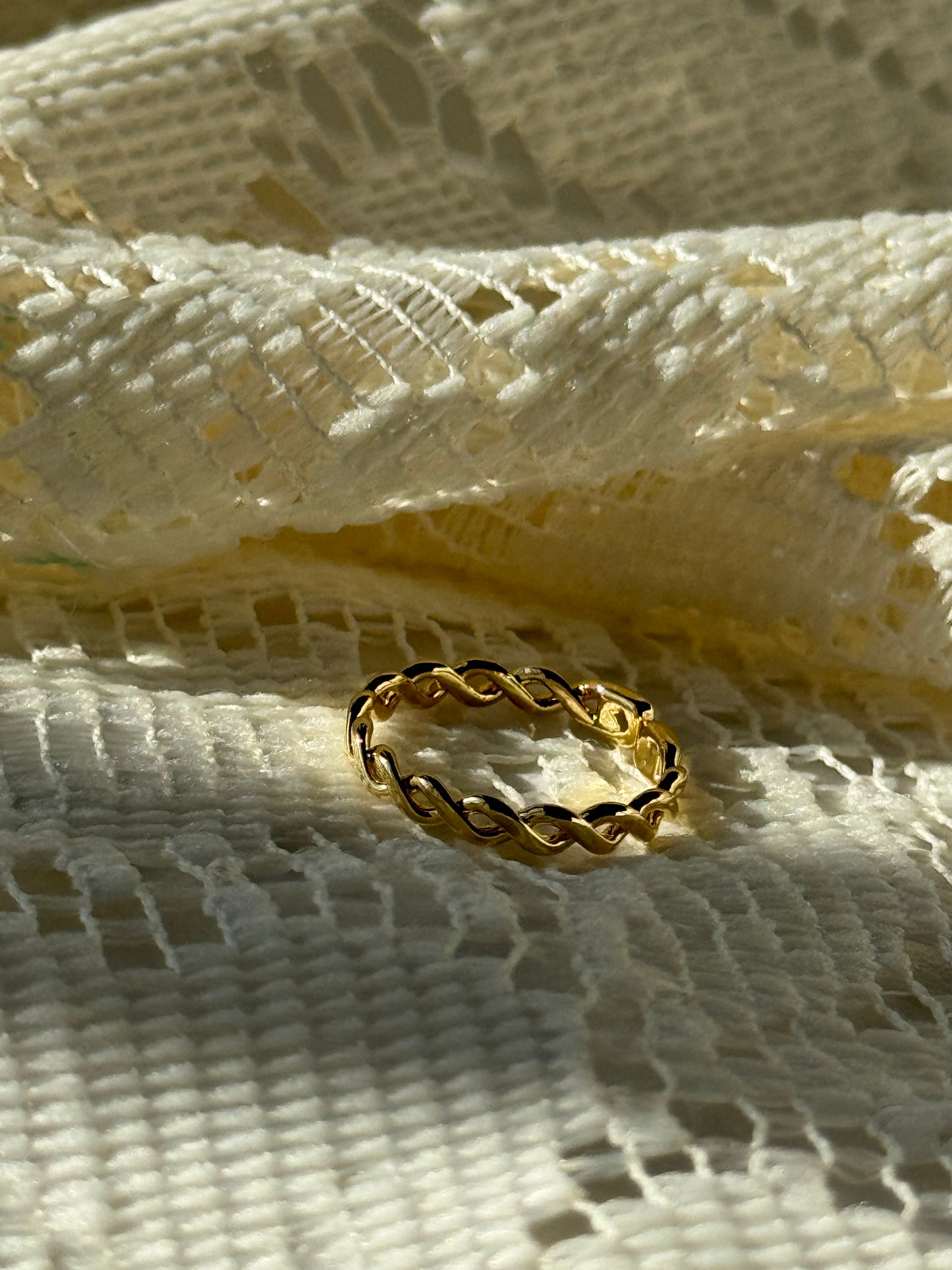 Kayla Classic Flat Twist Band Ring In Gold