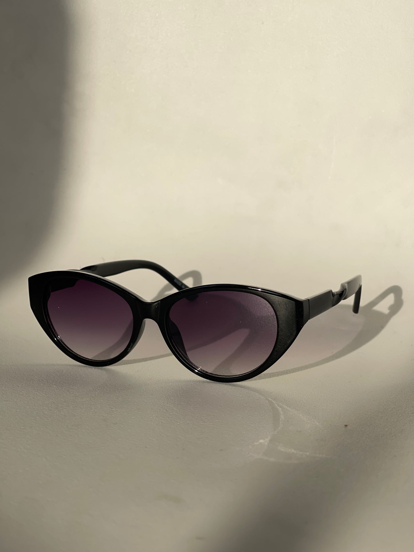 Sherry Twisted Retro Sunglasses In Hombre Black