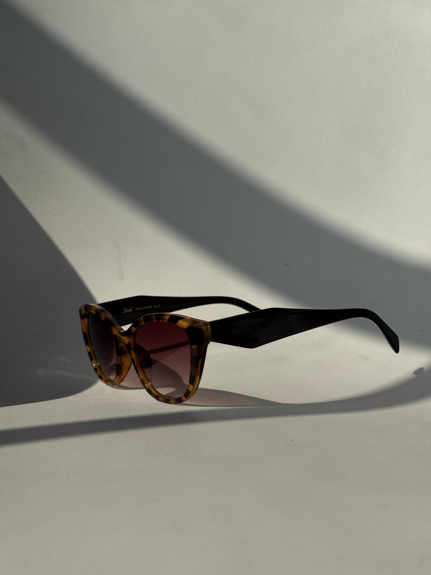Abby Classic Cat Eye Sunglasses In Two Tone Black Tortoise