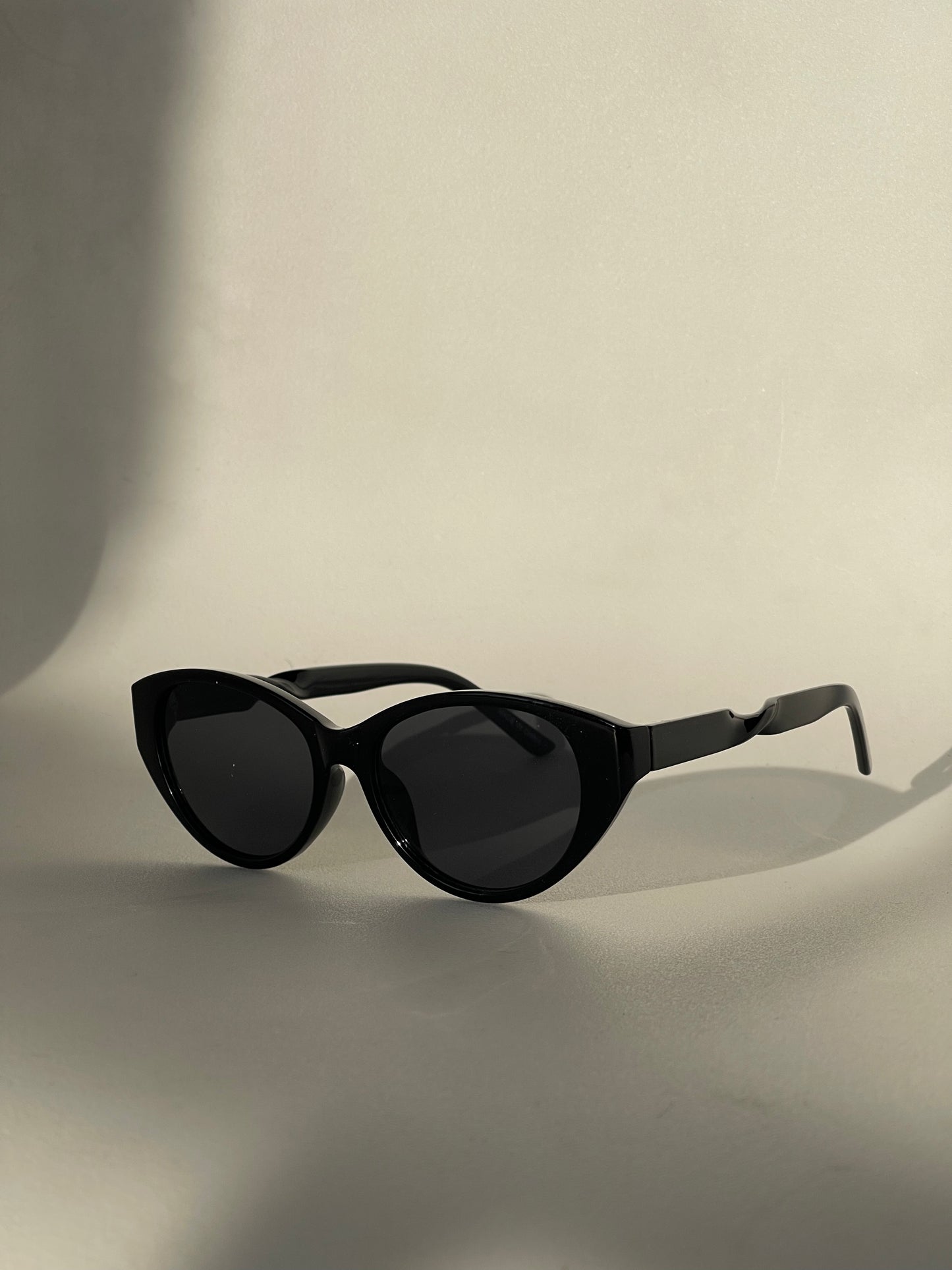 Sherry Twisted Retro Sunglasses In Jet Black