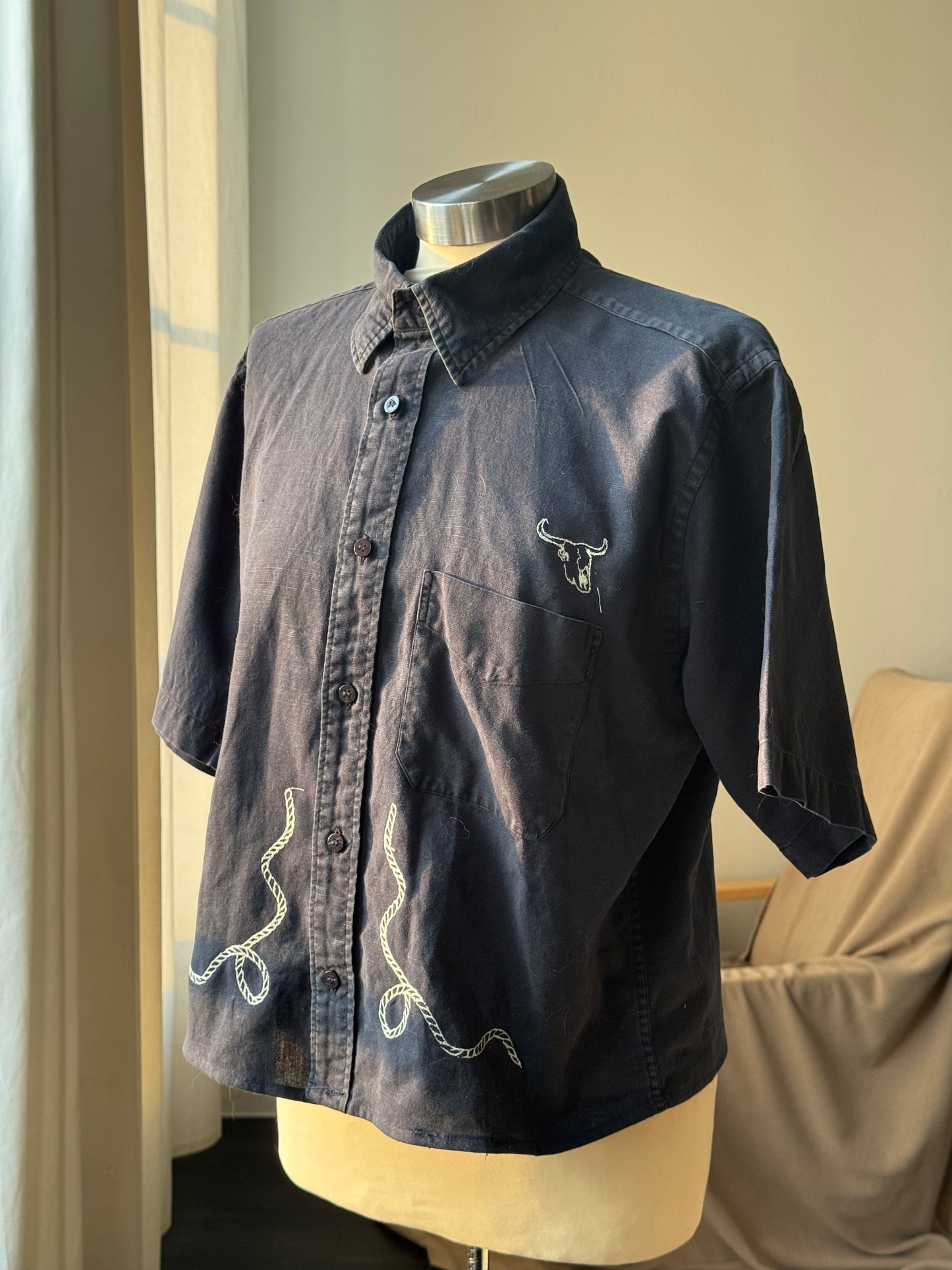 Judy Handcrafted Sad Songs Cropped Button Down Short Sleeve In Midnight Navy
