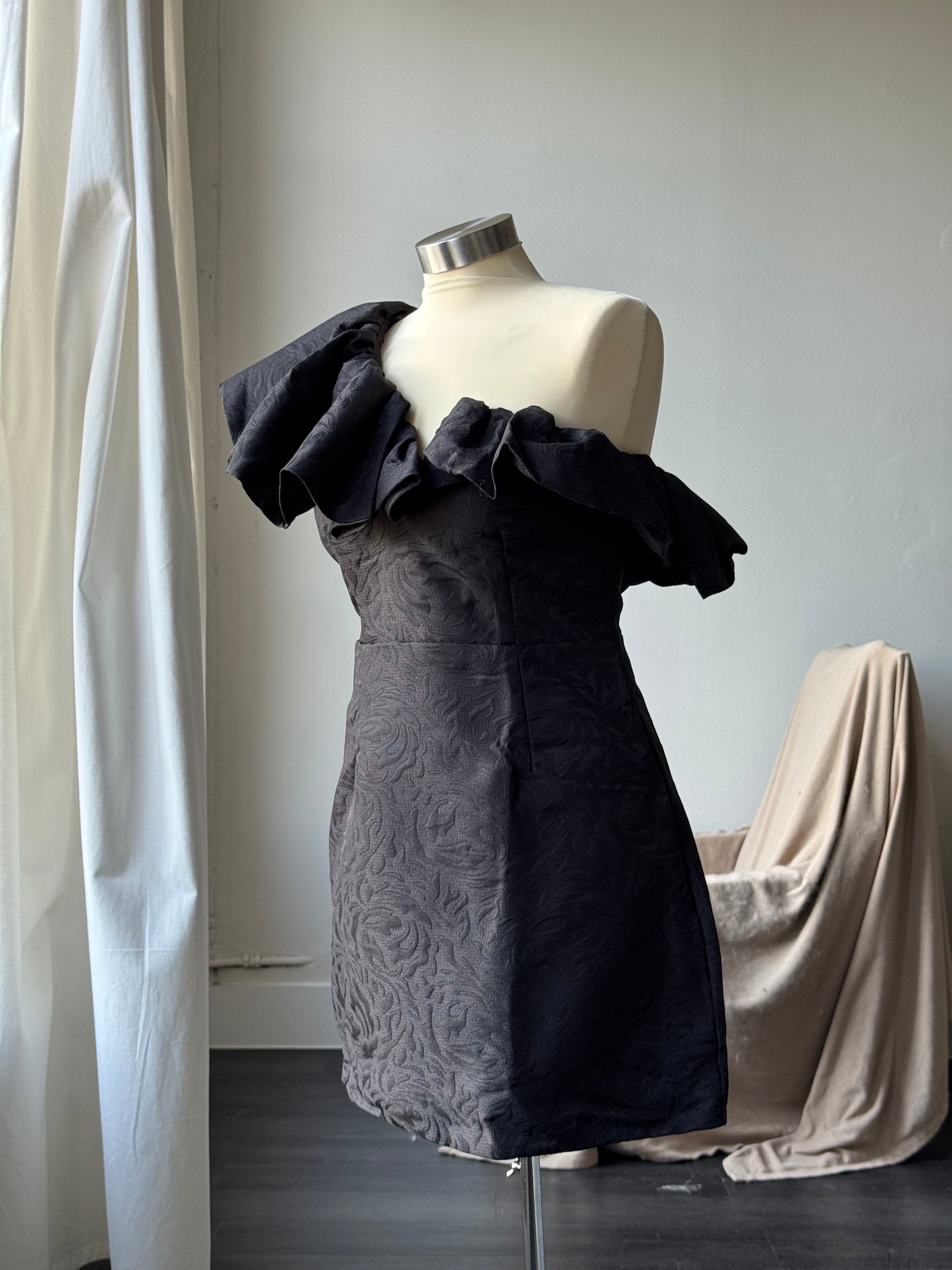 Savanna Cold Shoulder Ruffle Dress In Black