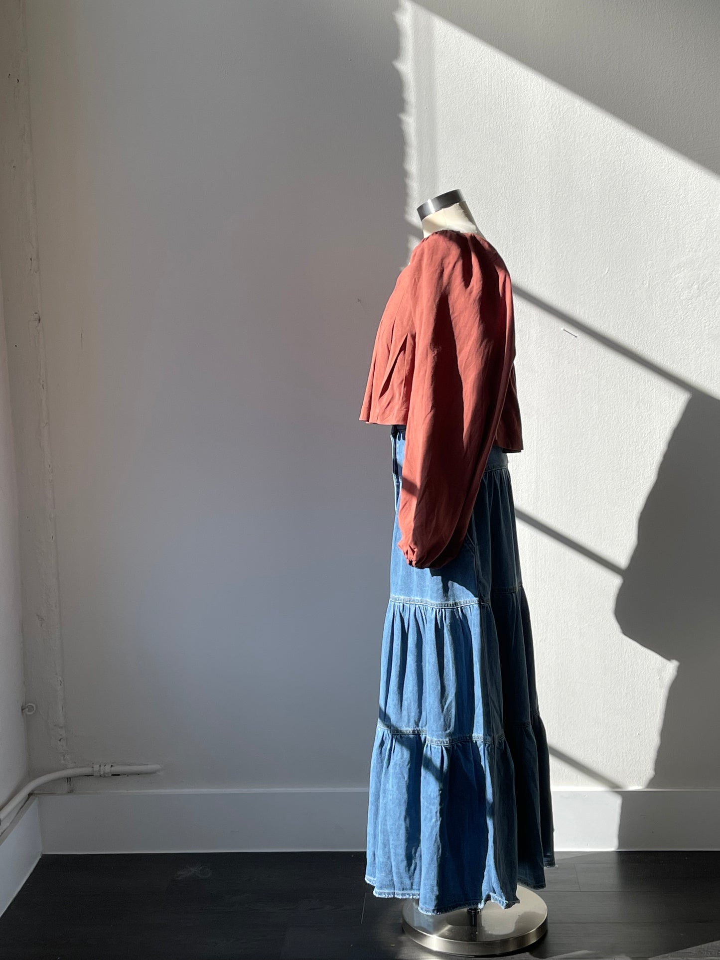 Bonnie Tiered Button Front Hidden Pockets Denim Maxi Skirt In Indigo