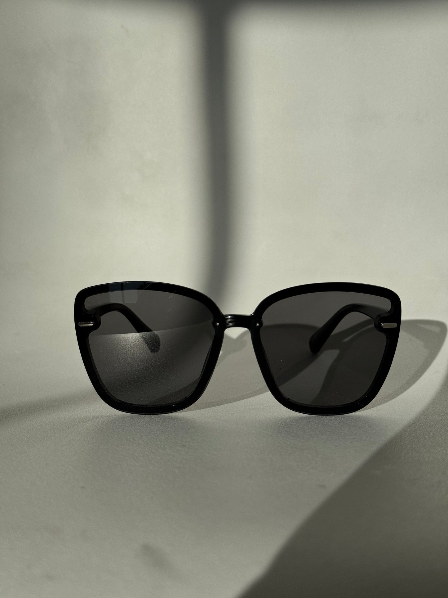Cherie 70s Style Sunglasses In Black