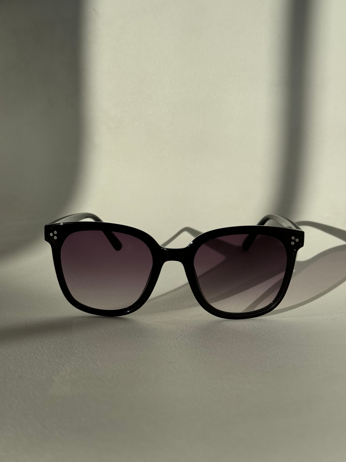 Dave Tri Stud Classic sunglasses In Hombre Black