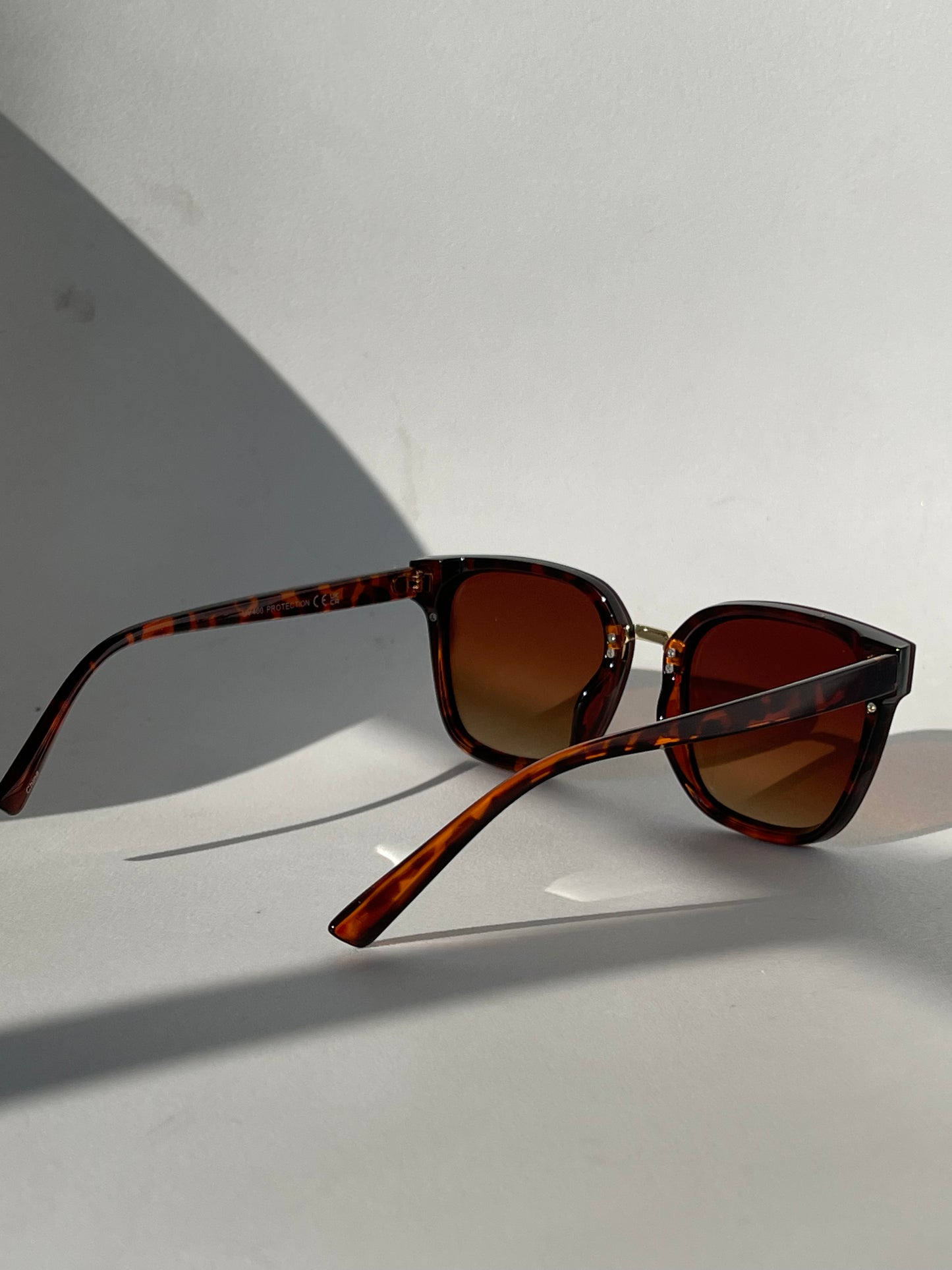 Connor Gold Rim Silver Double Stud Sunglasses In Tortoise