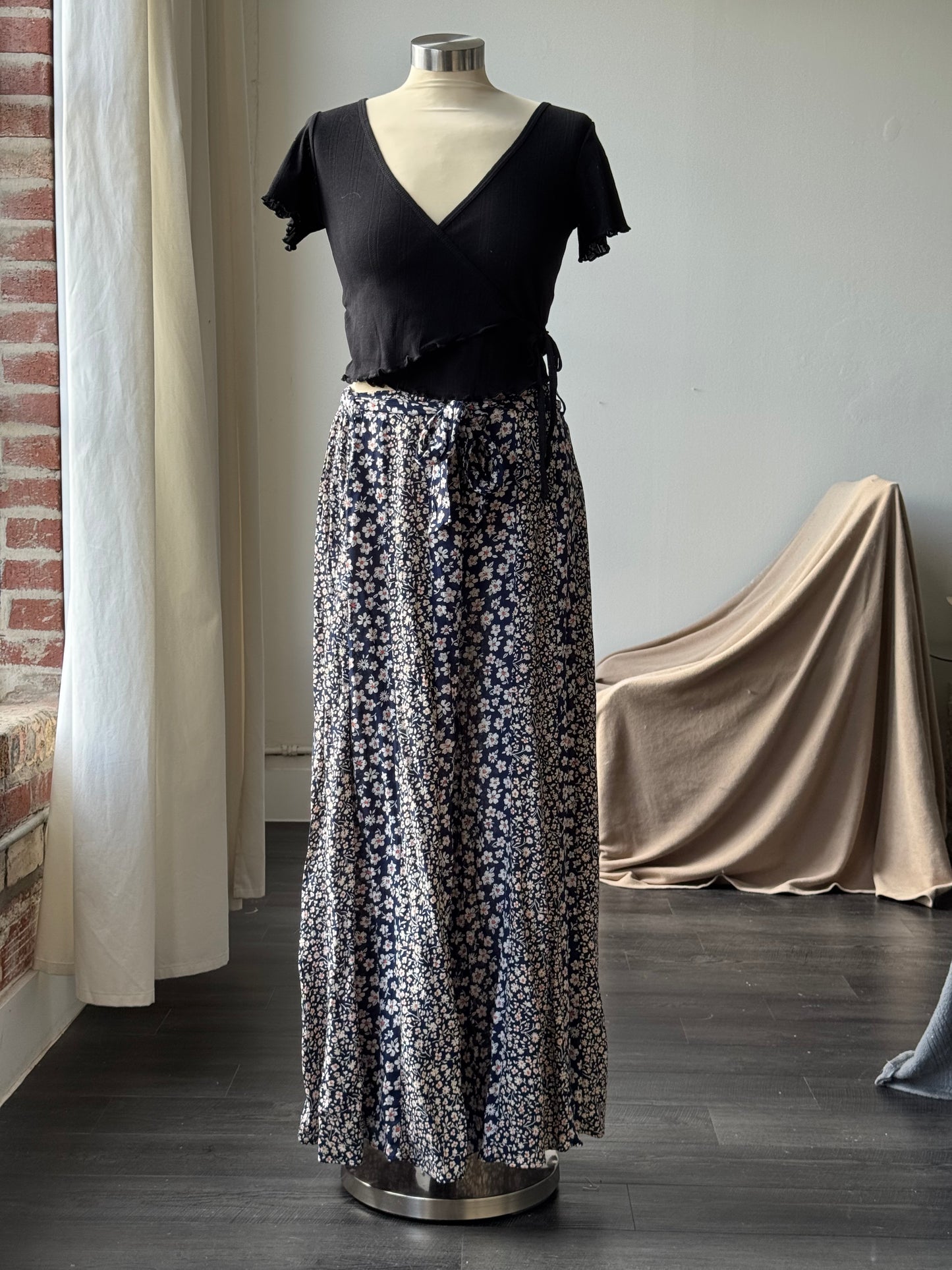 Hailey Tie Front Floral Pants In Navy