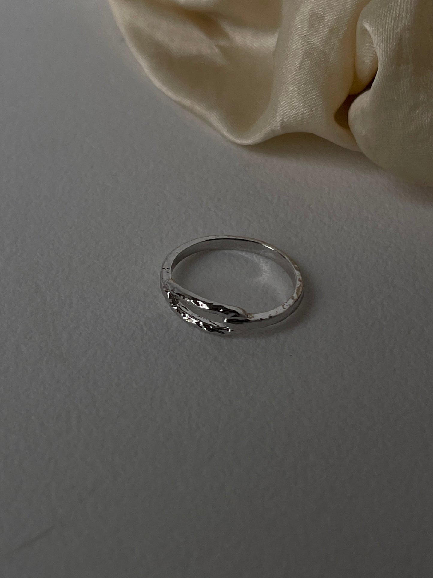 Sydney Artisan Hammered Single Link Band Ring In Silver