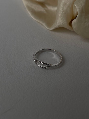Sydney Artisan Hammered Single Link Band Ring In Silver