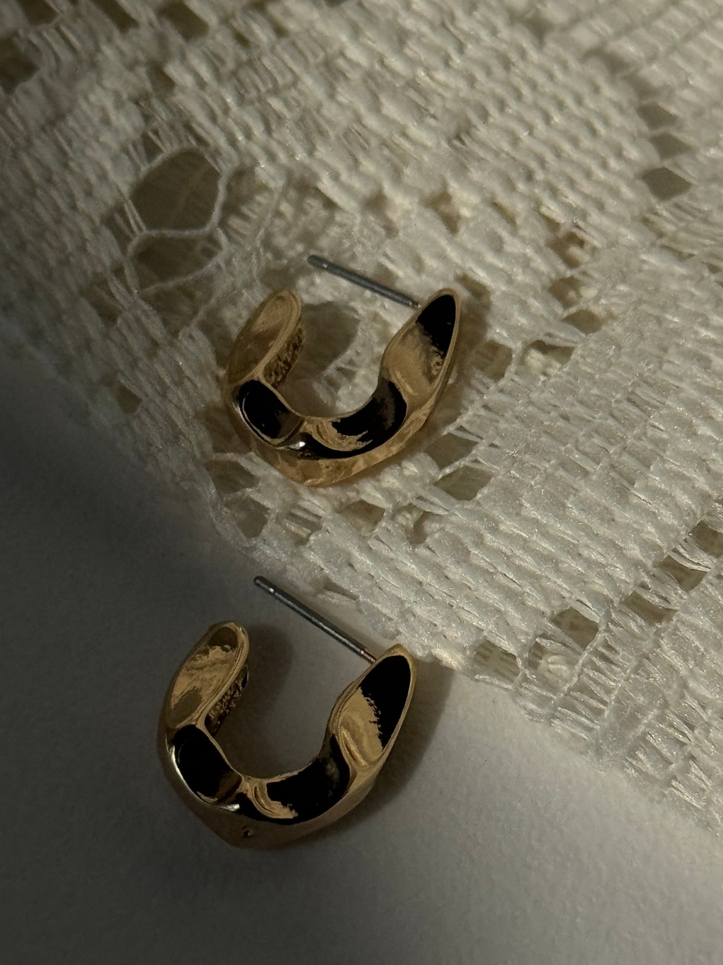 Oscar Organic Crum Hug Hoop Earring In Gold