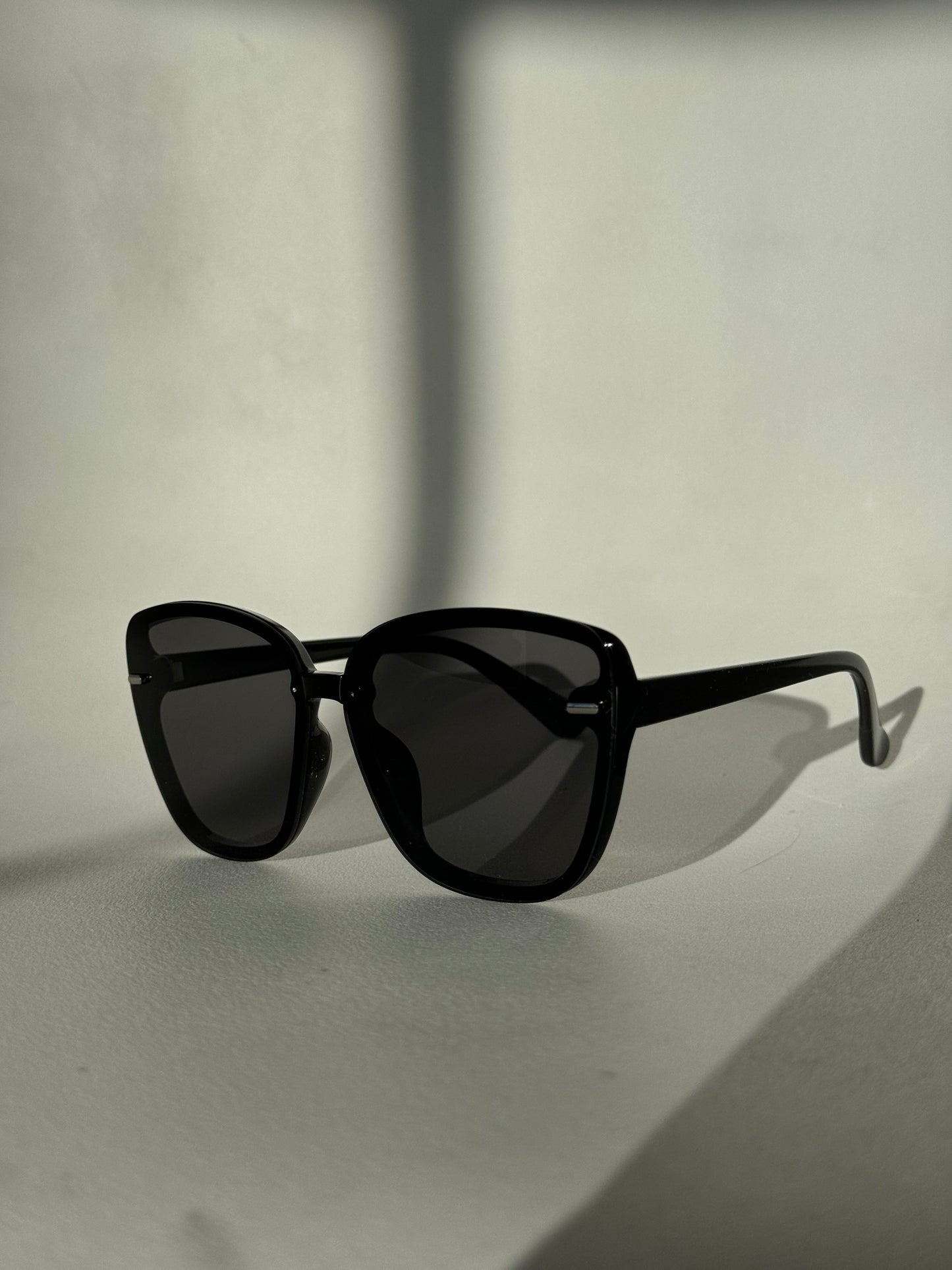 Cherie 70s Style Sunglasses In Black