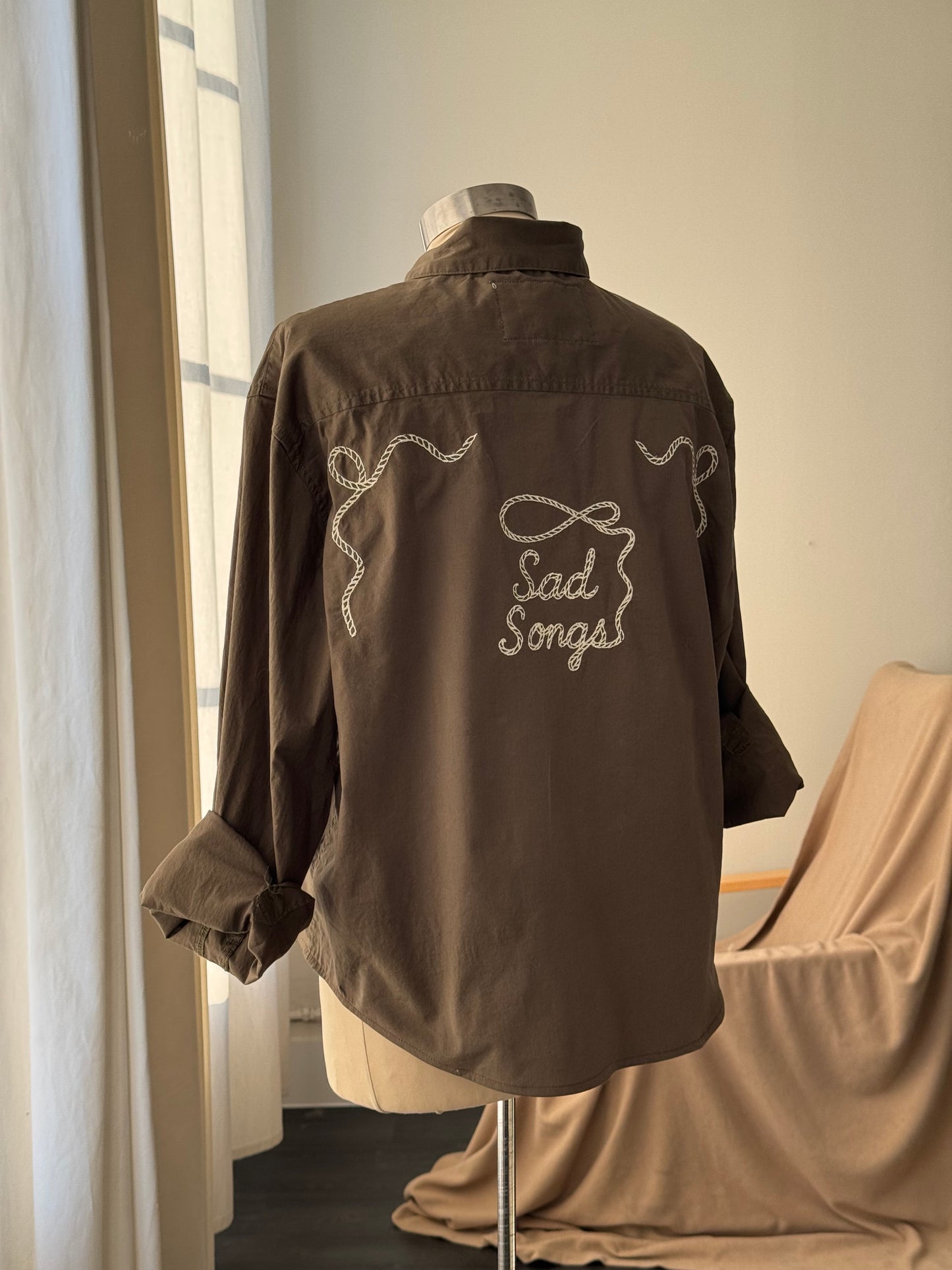 The Lawrence Handcrafted Sad Songs Cropped Button Down Long Sleeve In Army Olive Brown