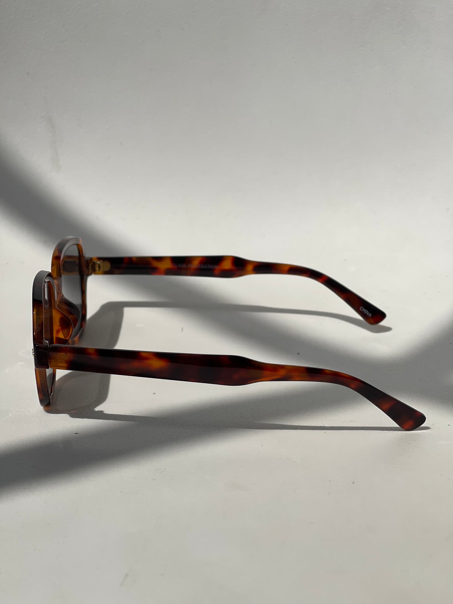 Rowan Gold Stud Sunglasses In Tortoise