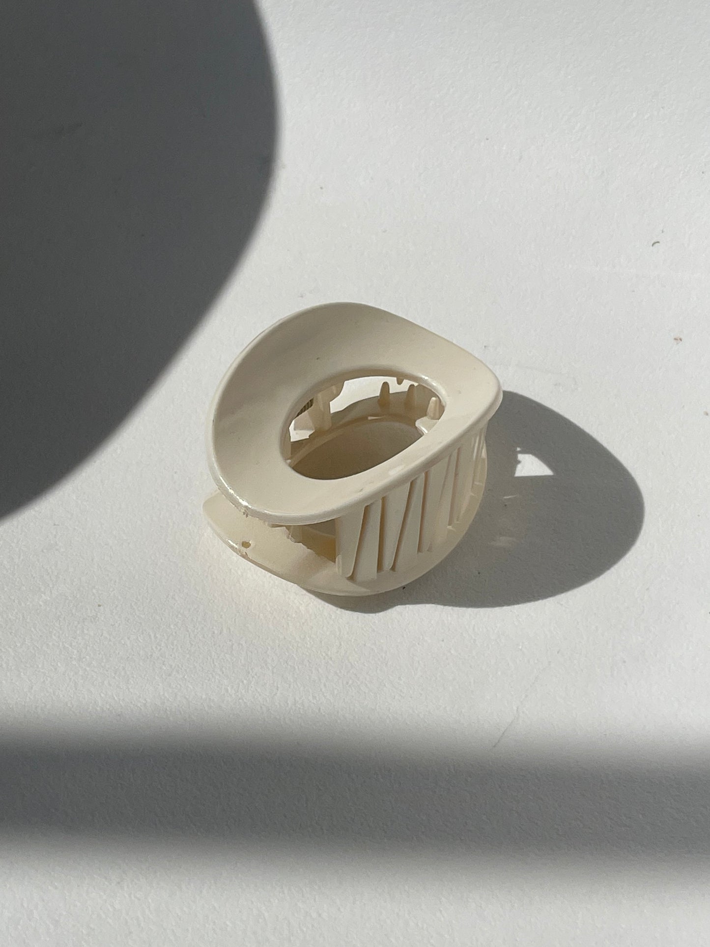 Sagan Geo Claw Clip In Gloss Ivory