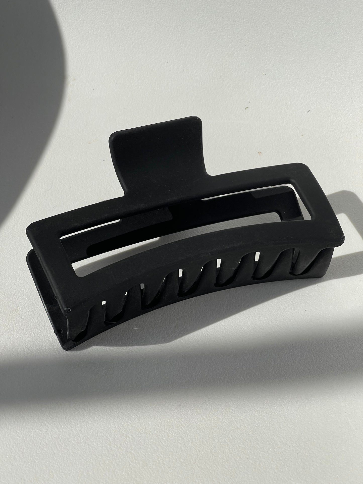 Sabrina Jumbo Modern Hallow Claw Clip In Black