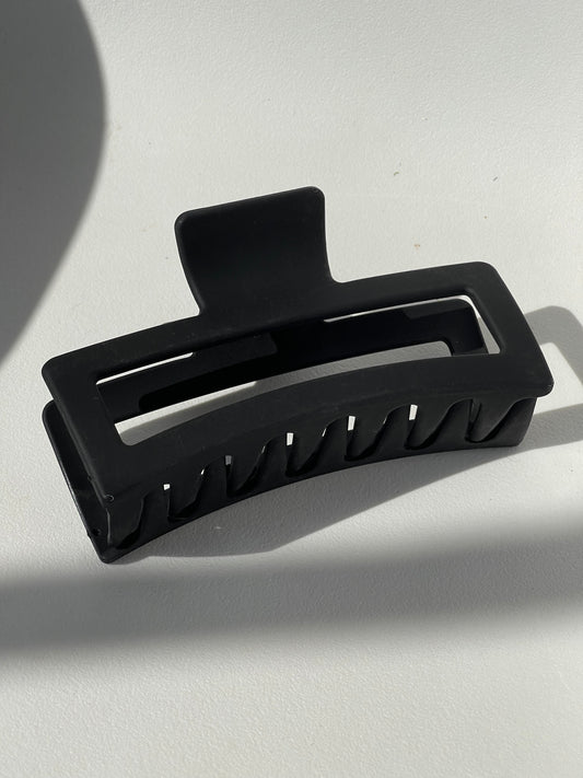 Sabrina Jumbo Modern Hallow Claw Clip In Black