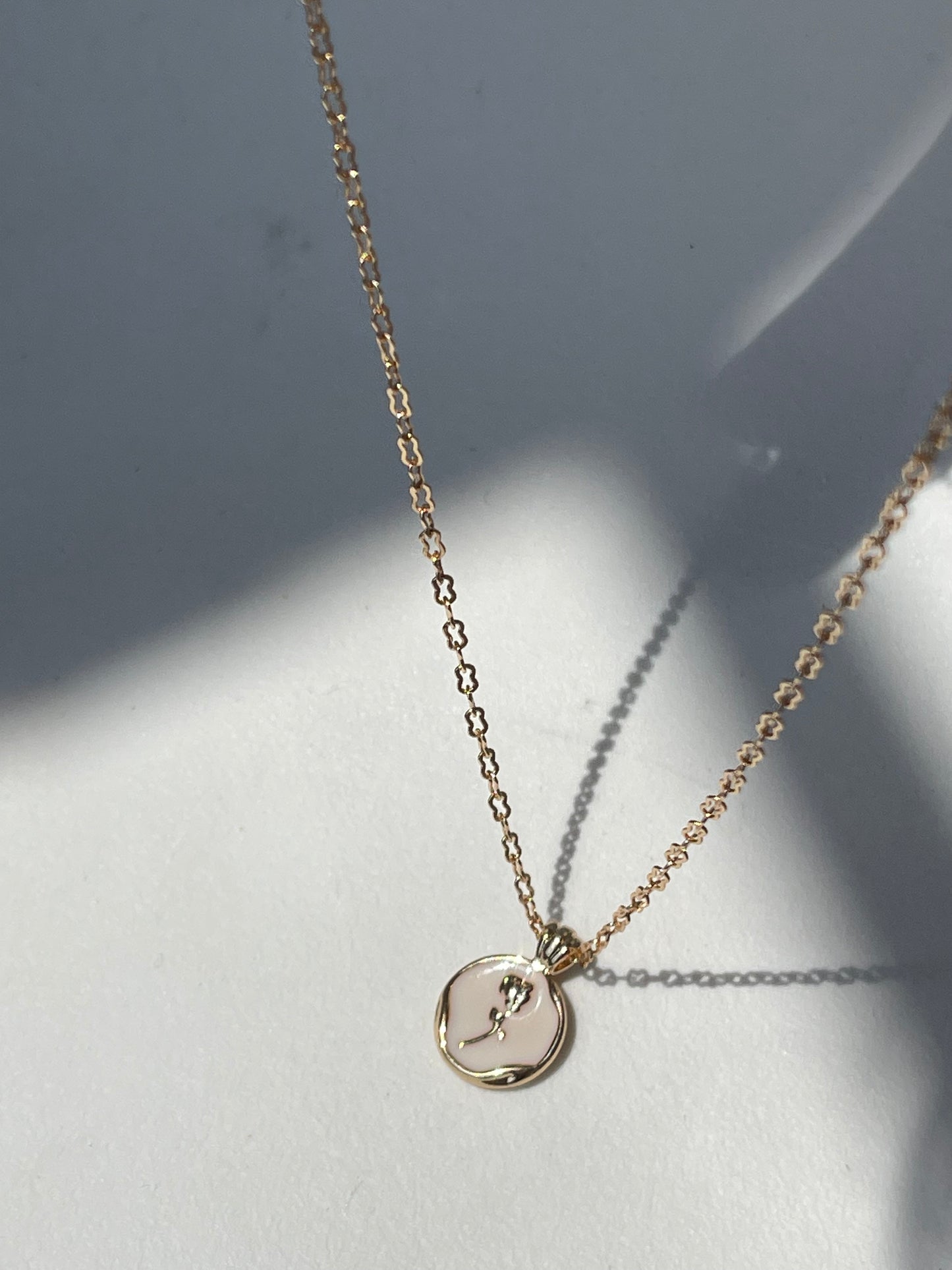 Claire Gold Rim Rose Disk Necklace In Ivory Gold