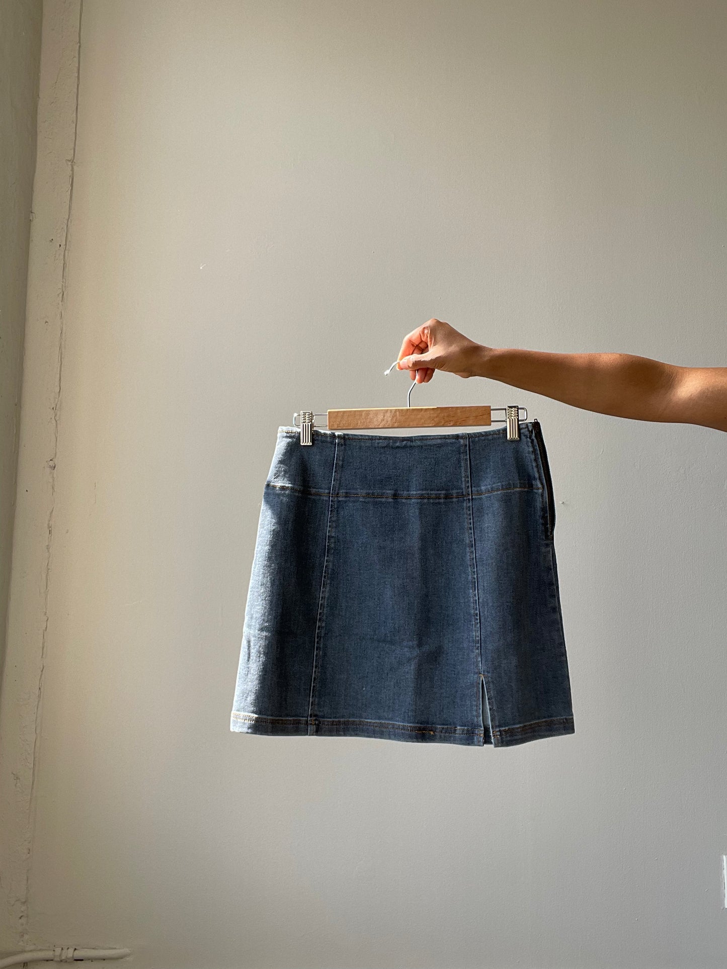 Allen 90s Style Front Slit Denim Mini Skirt In Indigo