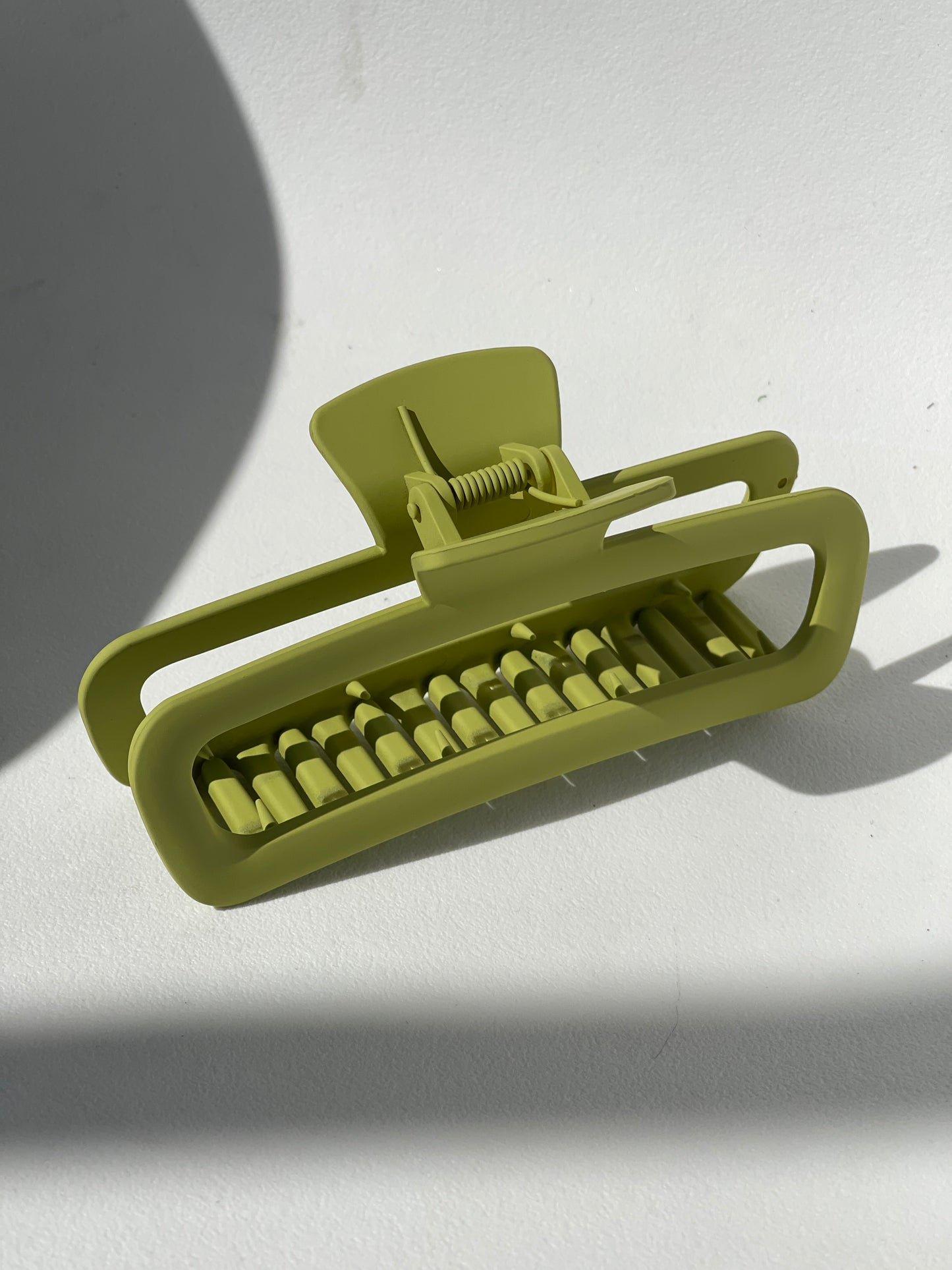 Margot Jumbo Modern Hallow Claw Clip In Avocado