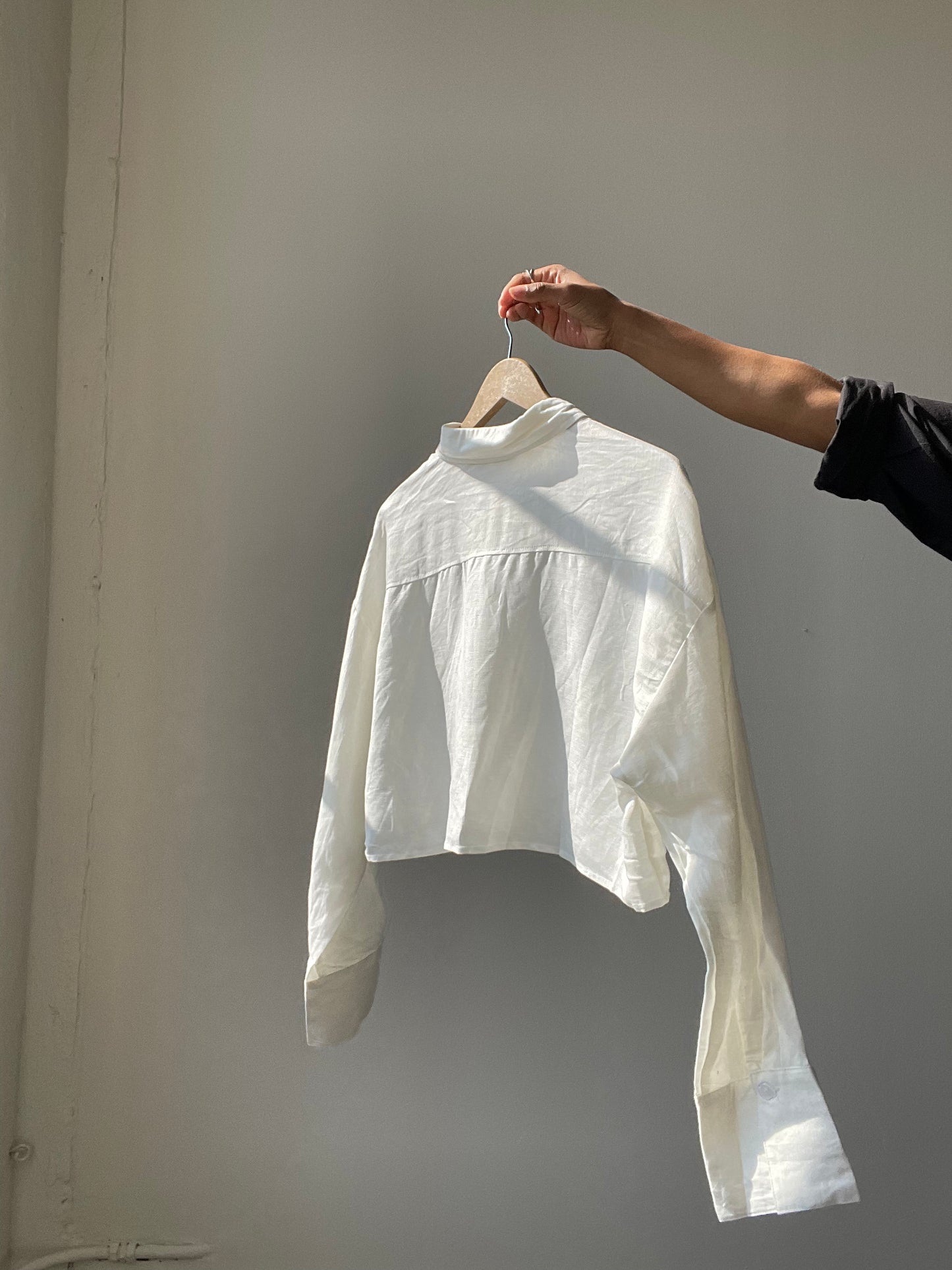 Charlotte Linen Long Sleeve Cropped Button Down Shirt In Ivory