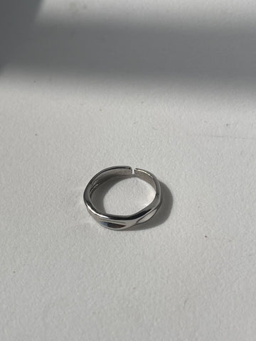 Ferris Ditch Single Band Ring In Silver