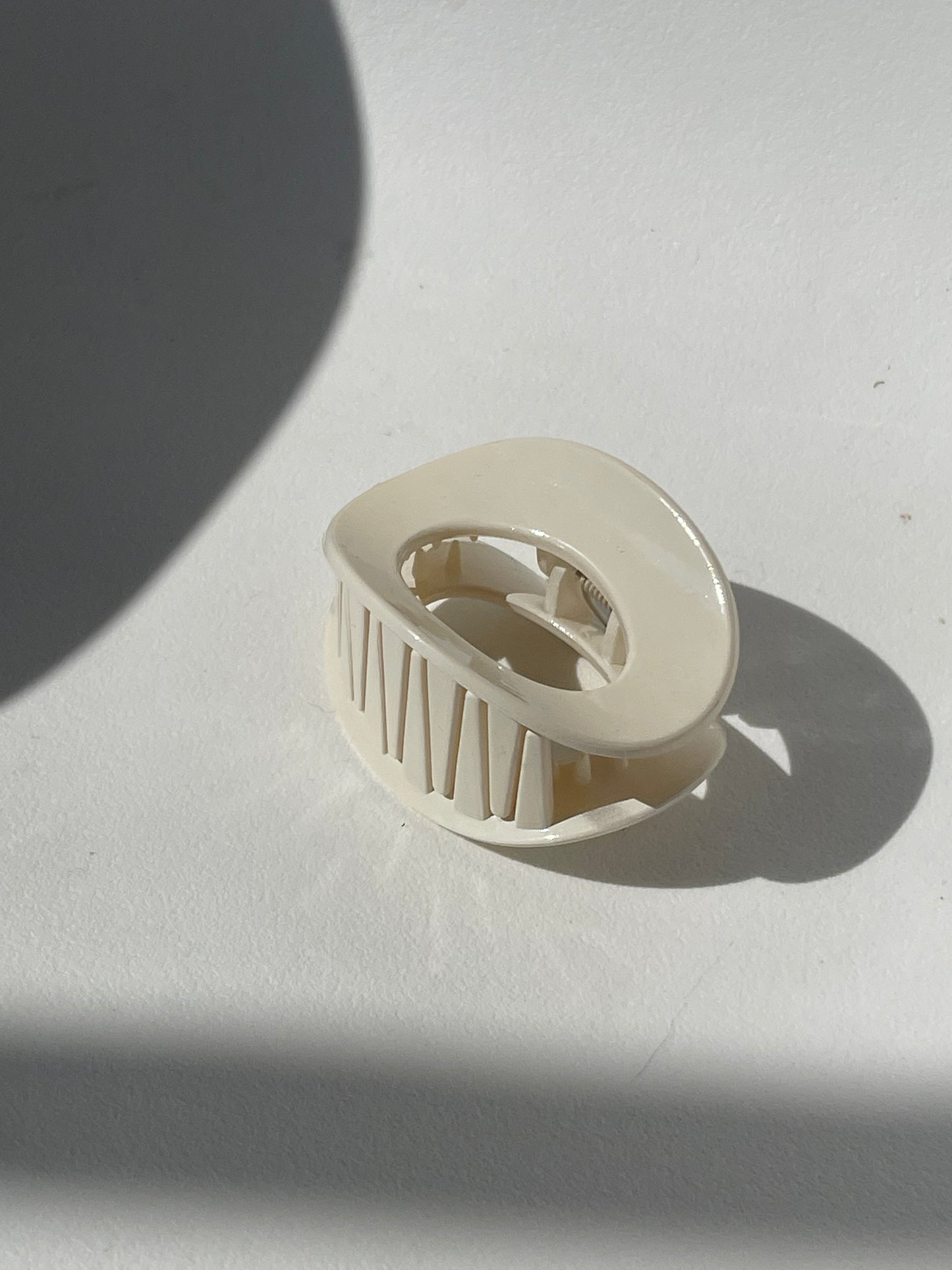 Sagan Geo Claw Clip In Gloss Ivory