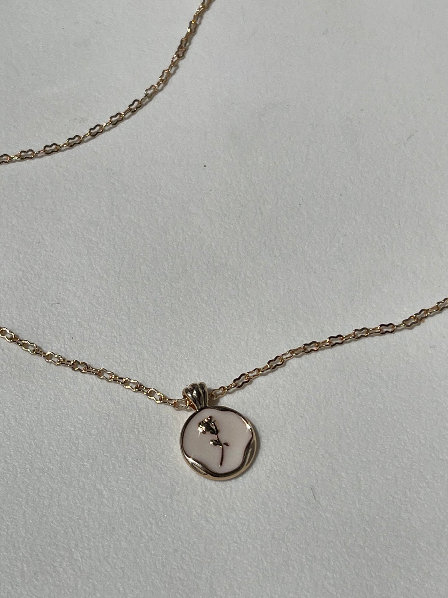 Claire Gold Rim Rose Disk Necklace In Ivory Gold