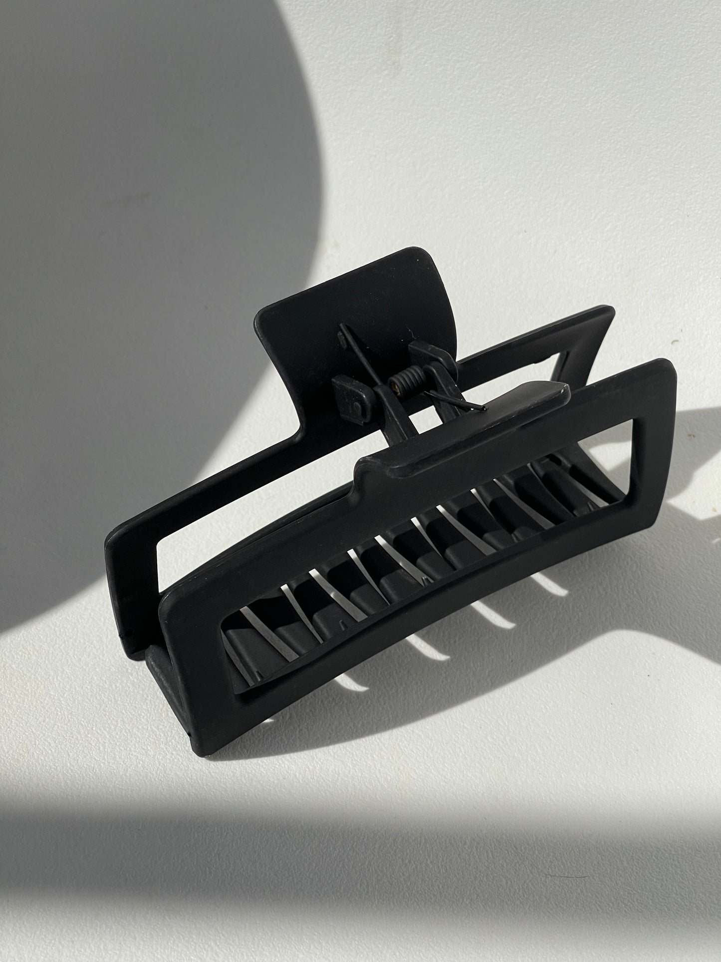 Sabrina Jumbo Modern Hallow Claw Clip In Black