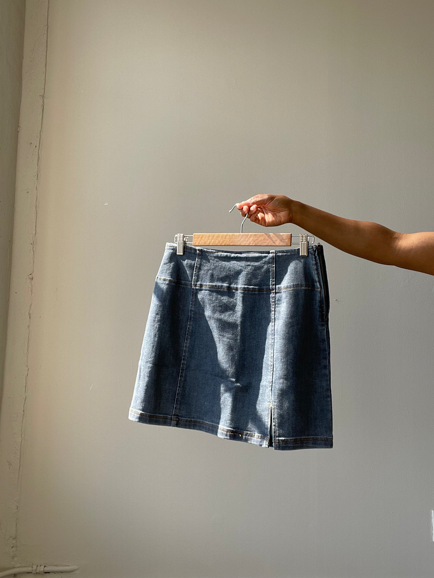 Allen 90s Style Front Slit Denim Mini Skirt In Indigo