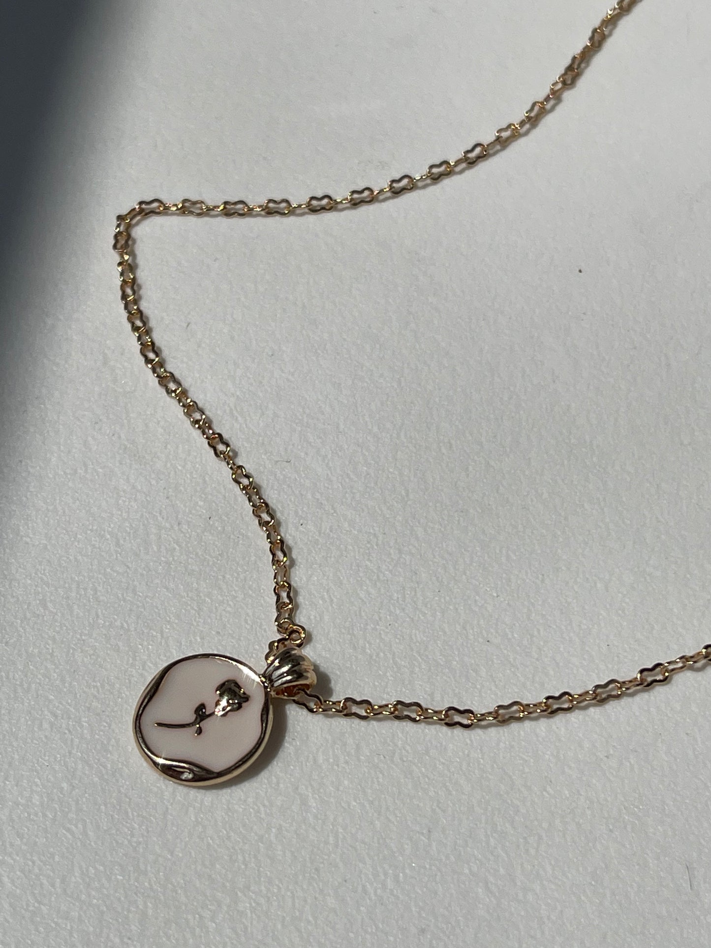 Claire Gold Rim Rose Disk Necklace In Ivory Gold