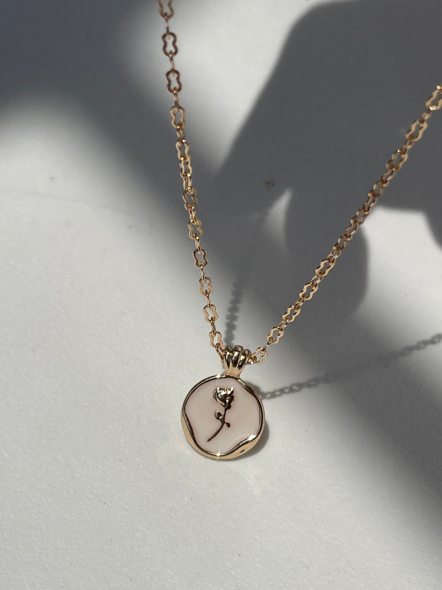Claire Gold Rim Rose Disk Necklace In Ivory Gold