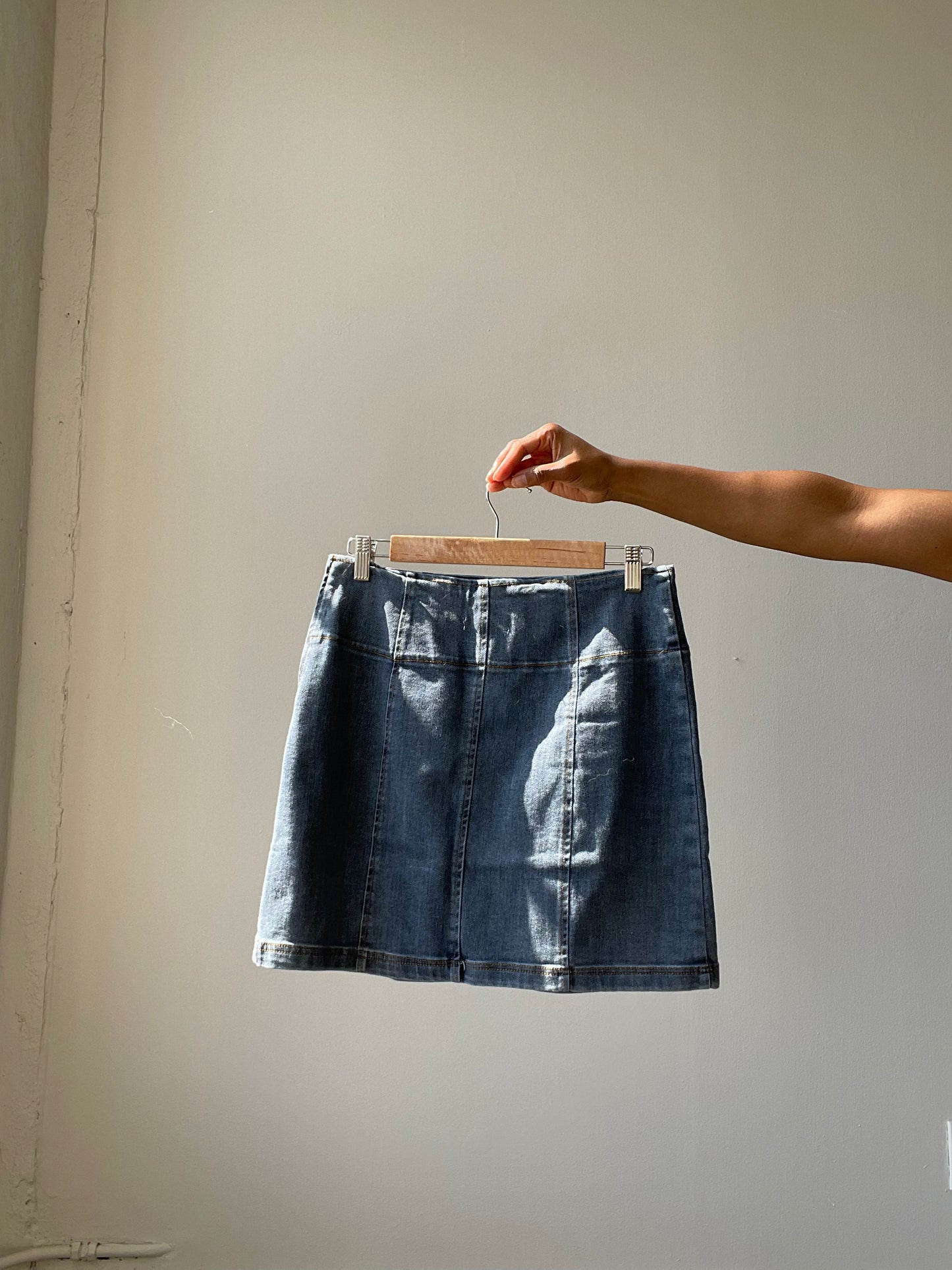 Allen 90s Style Front Slit Denim Mini Skirt In Indigo
