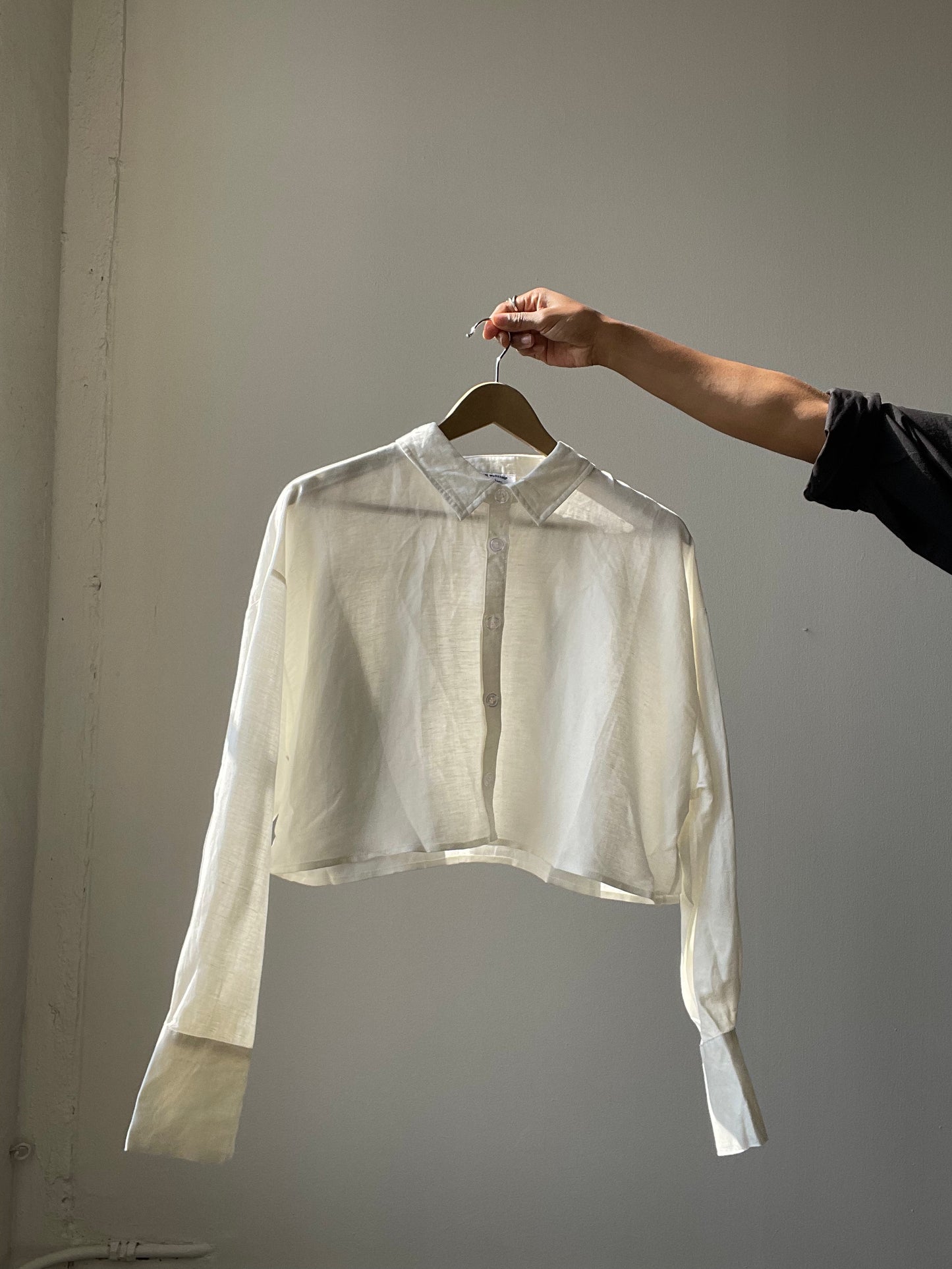 Charlotte Linen Long Sleeve Cropped Button Down Shirt In Ivory