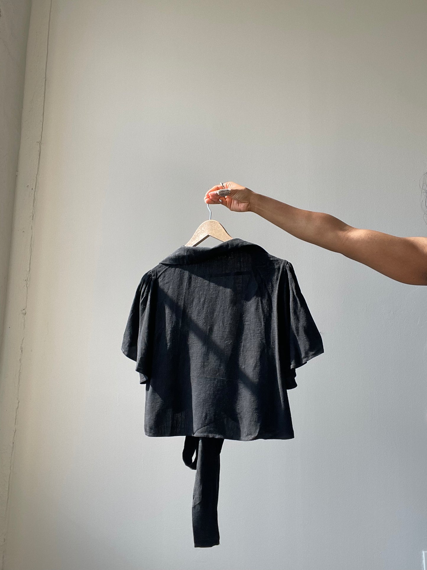 Lindsay Tie Linen Crop Top In Black