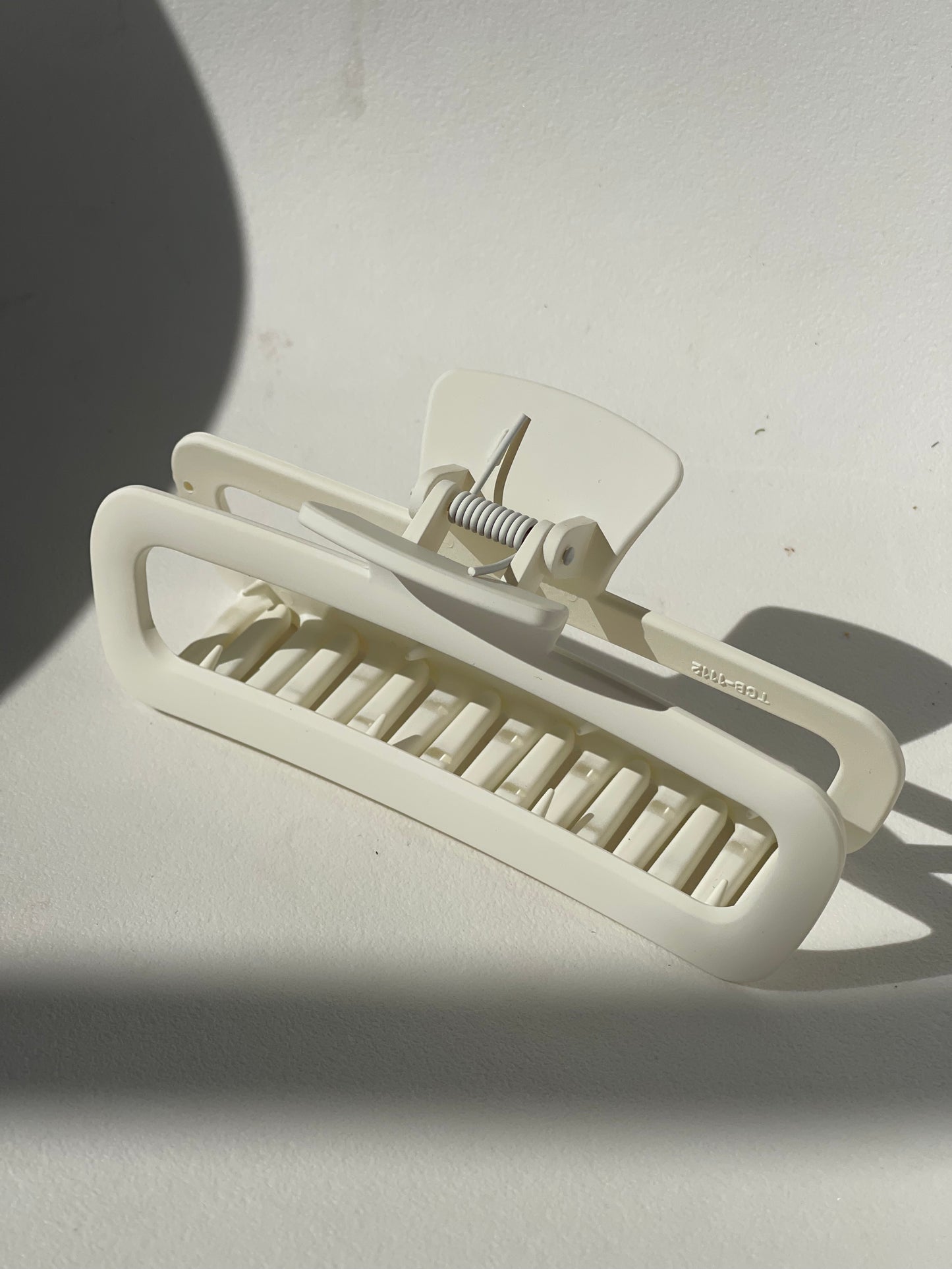 Margot Jumbo Modern Hallow Claw Clip In White