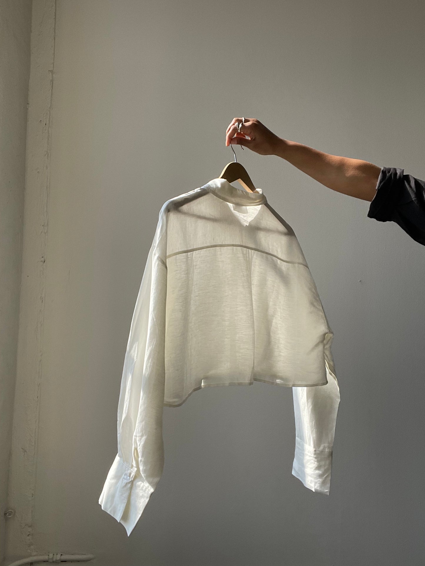 Charlotte Linen Long Sleeve Cropped Button Down Shirt In Ivory