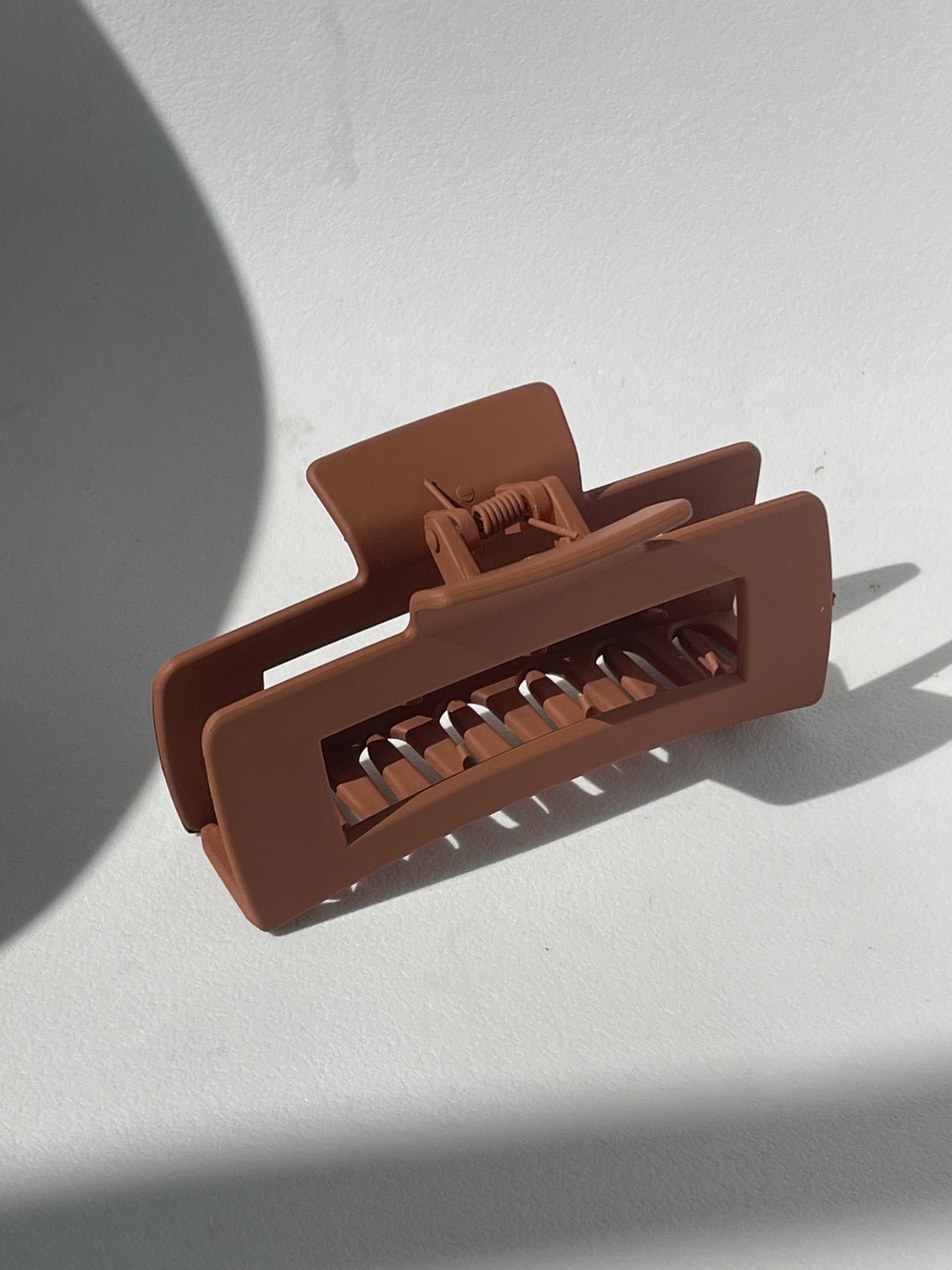 Sonia Modern Frost Claw Clip In Rust