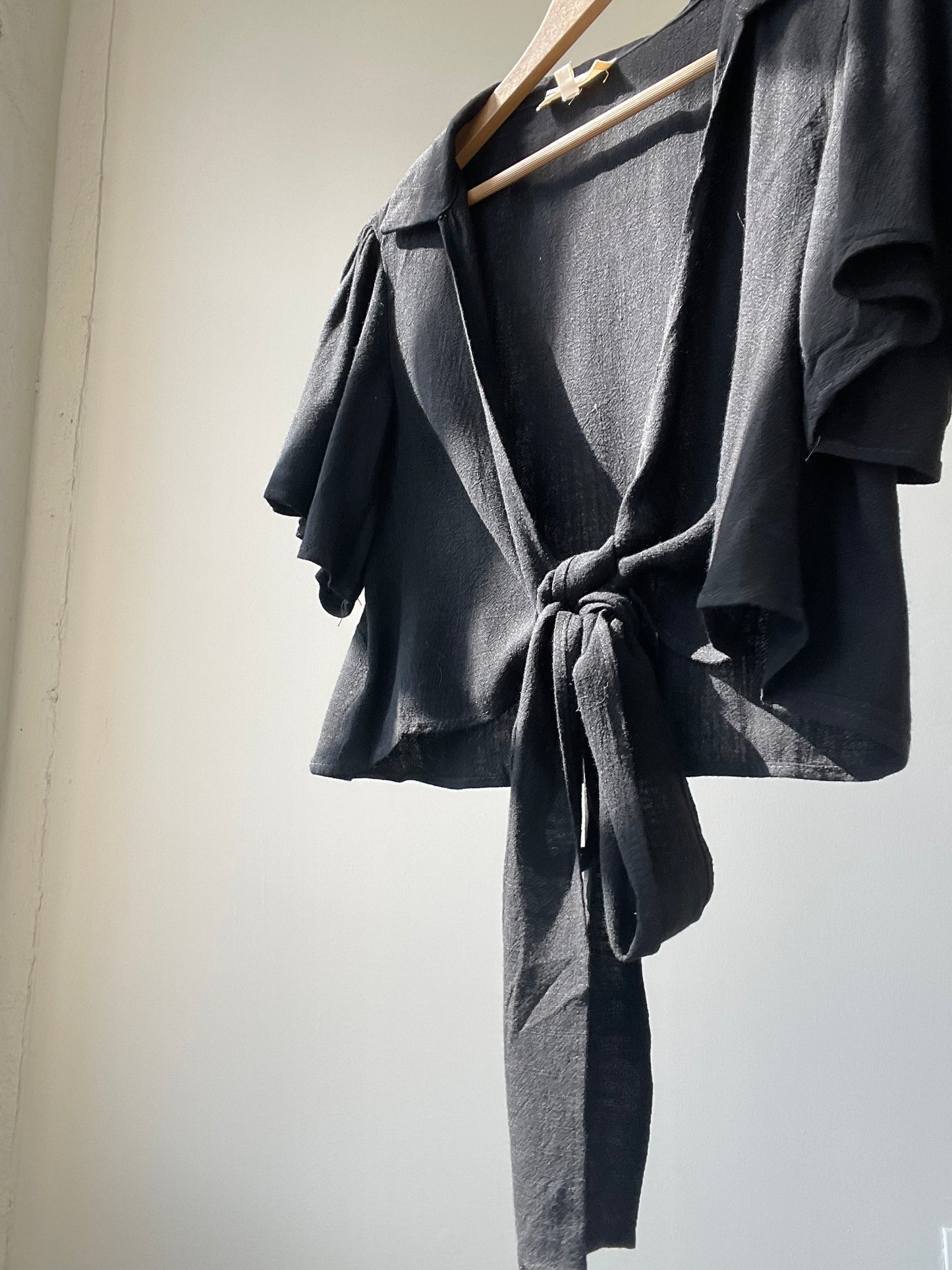 Lindsay Tie Linen Crop Top In Black
