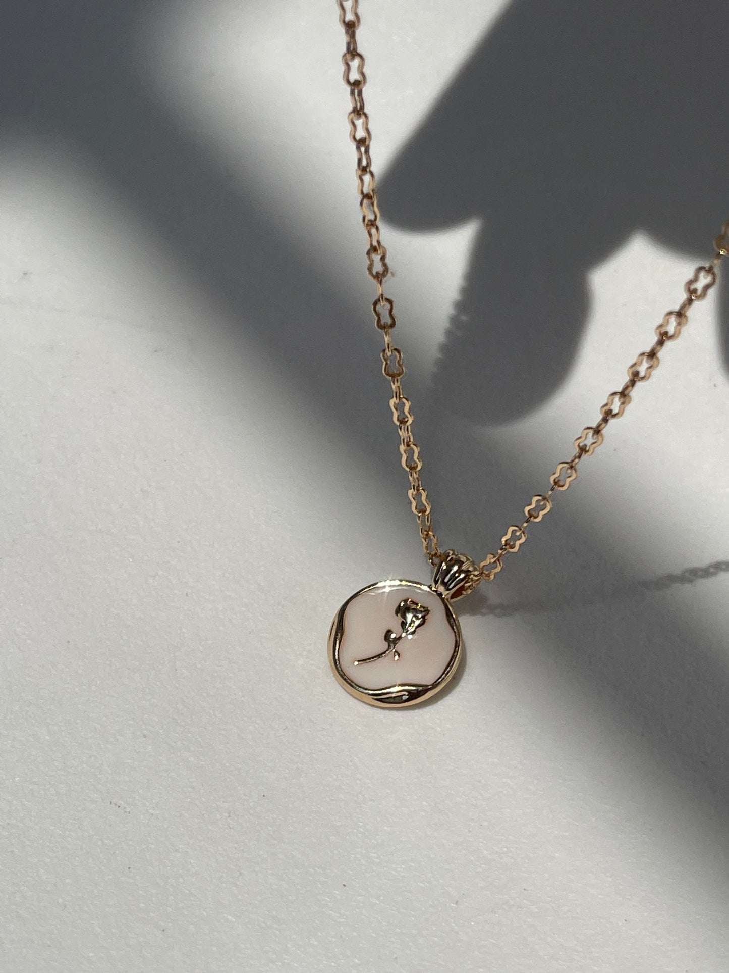 Claire Gold Rim Rose Disk Necklace In Ivory Gold