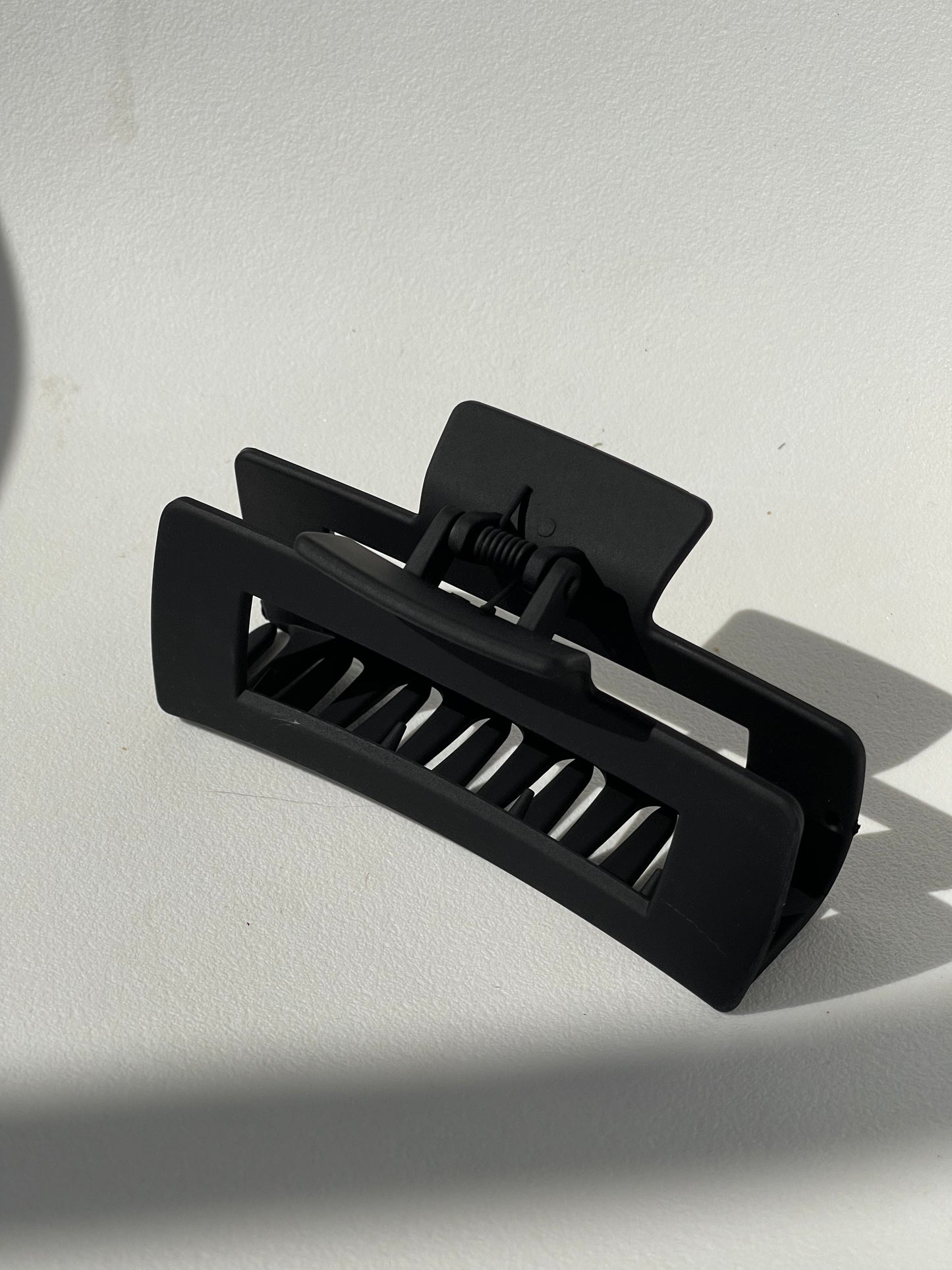 Sonia Modern Claw Clip In Black
