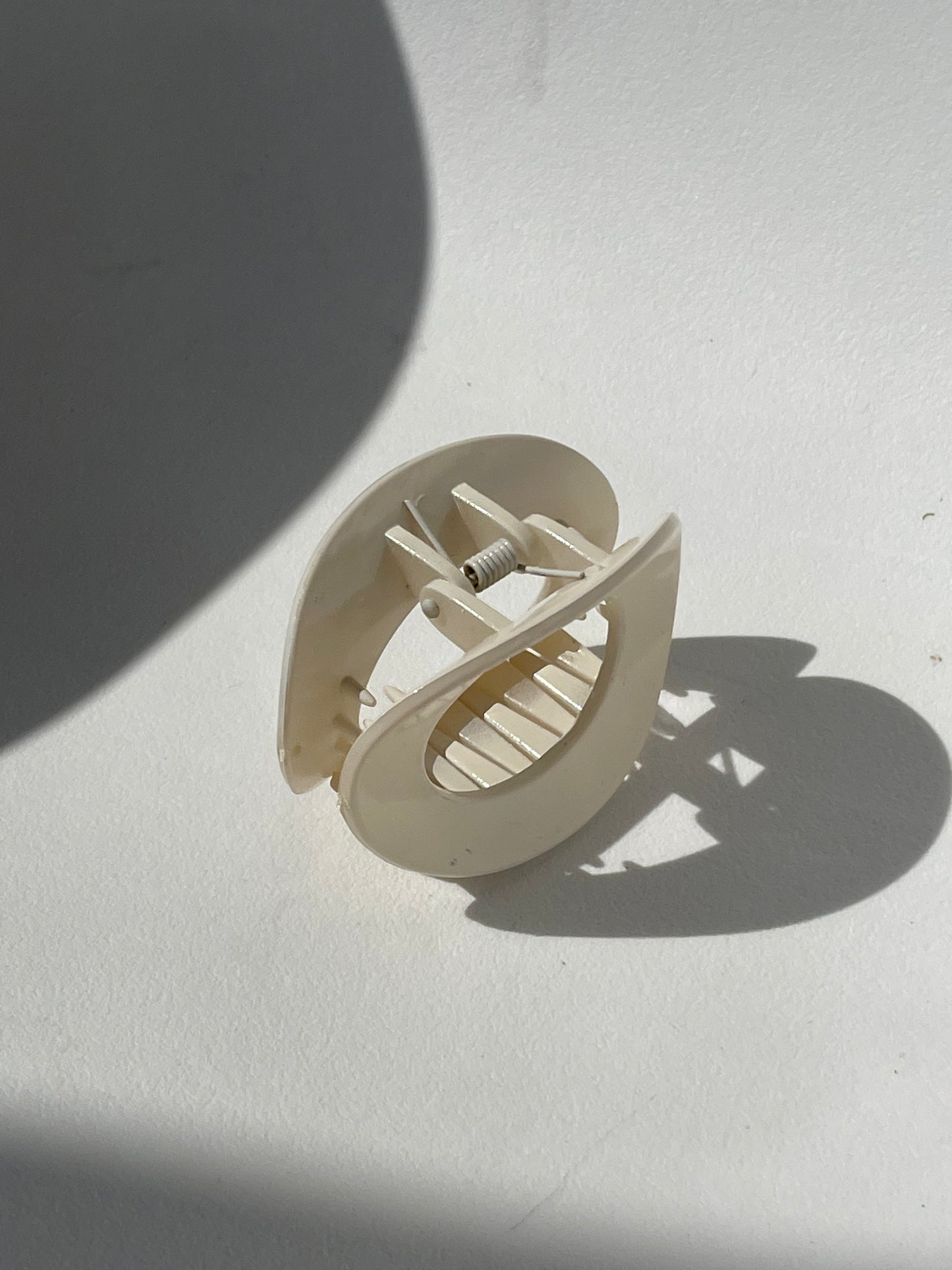 Sagan Geo Claw Clip In Gloss Ivory