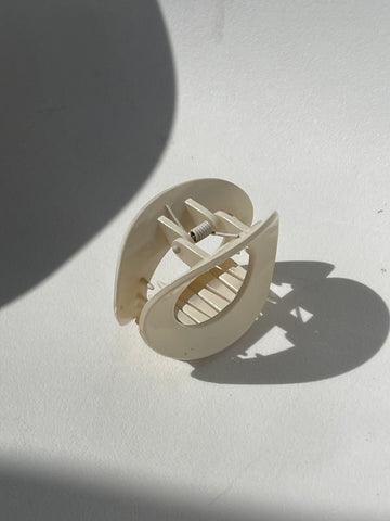 Sagan Geo Claw Clip In Gloss Ivory