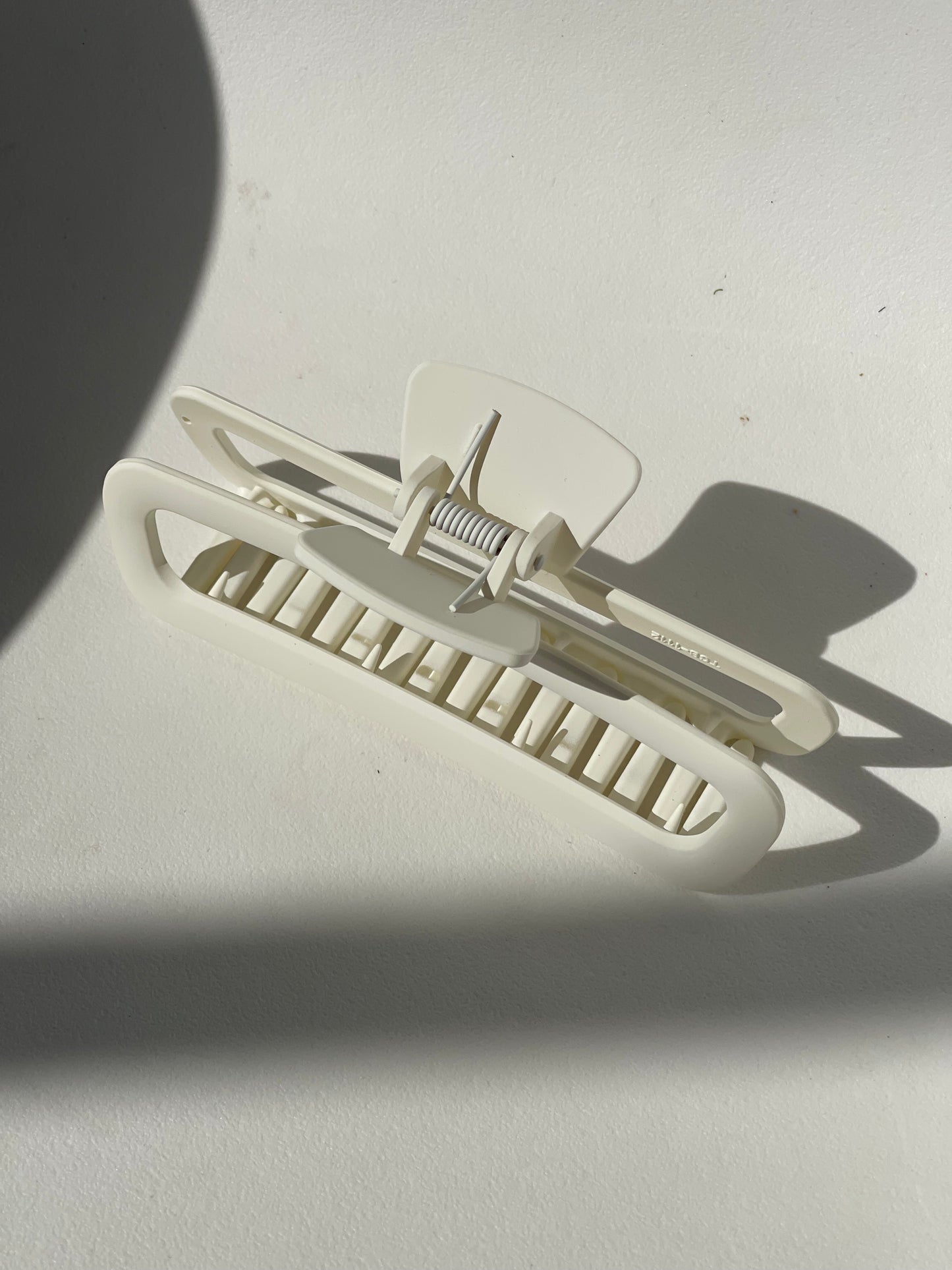 Margot Jumbo Modern Hallow Claw Clip In White