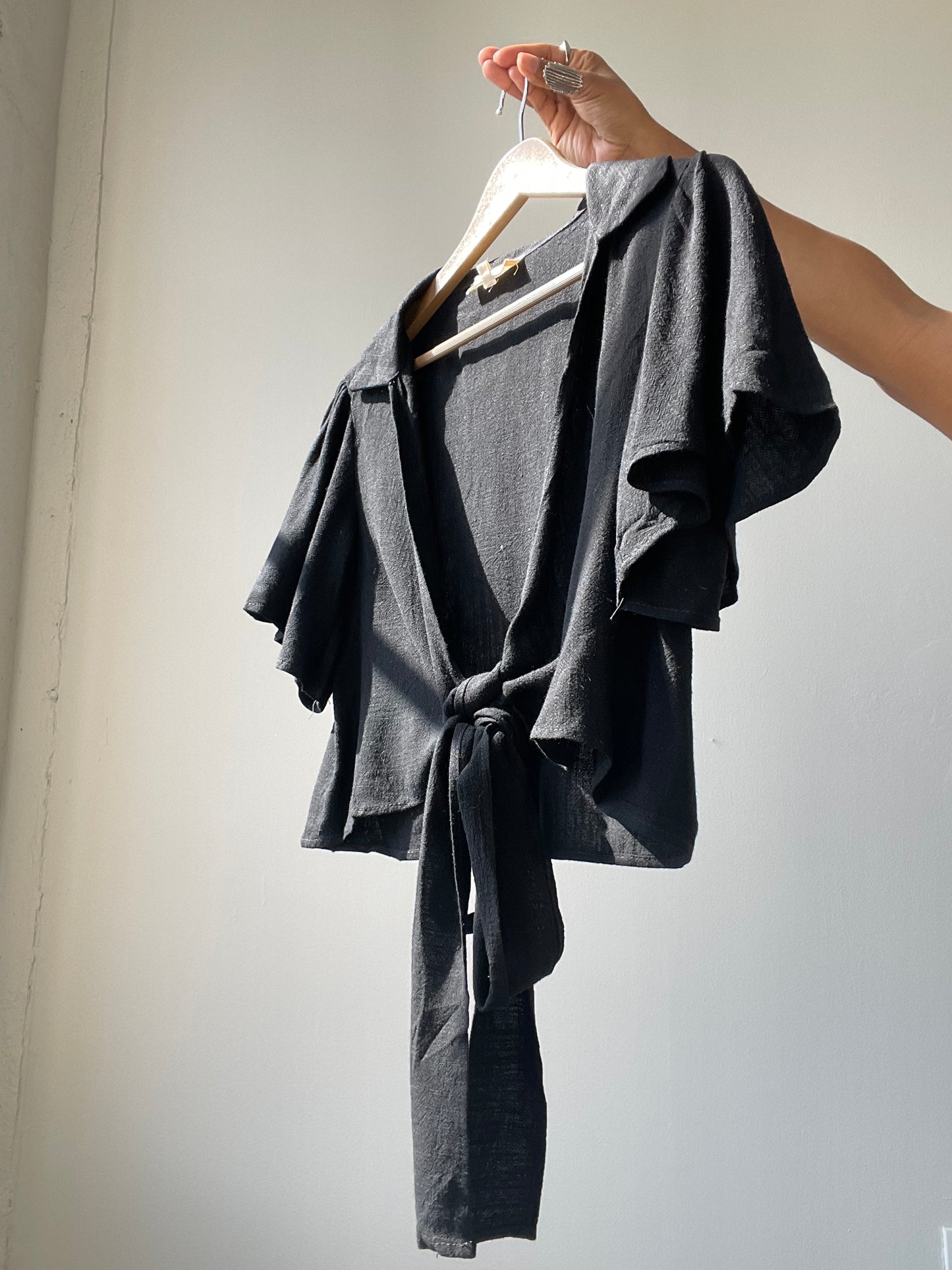 Lindsay Tie Linen Crop Top In Black